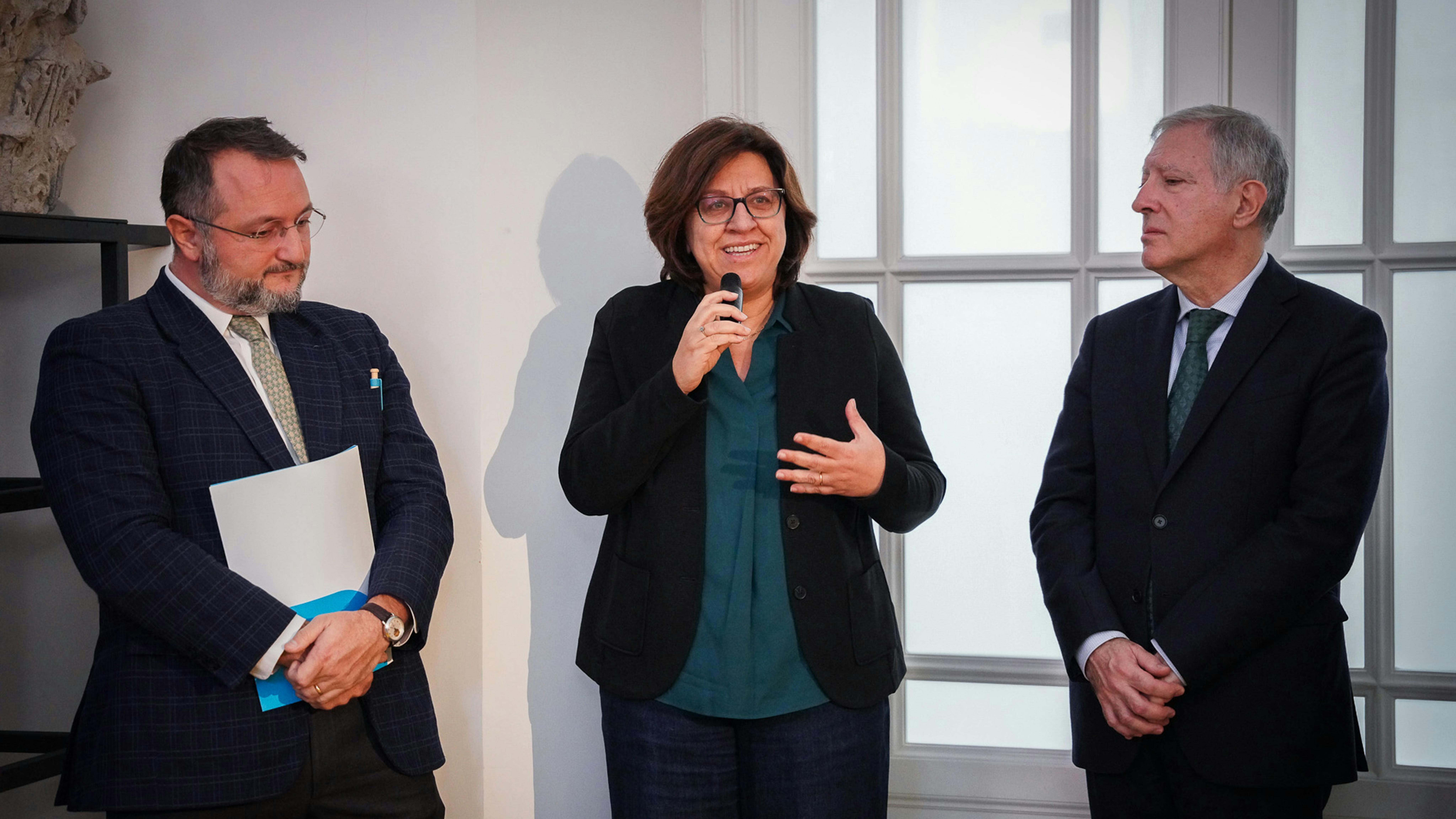A sinistra Nicola Dell’Arciprete, Coordinatore UNICEF della risposta a favore di minorenni migranti e rifugiati in Italia, al centro da sinistra Barbara Funari, assessora alle Politiche sociali del Comune di Roma e  Marcel Escure, Ambasciata Francese presso la Santa Sede ©UNICEF/Anicito/2026