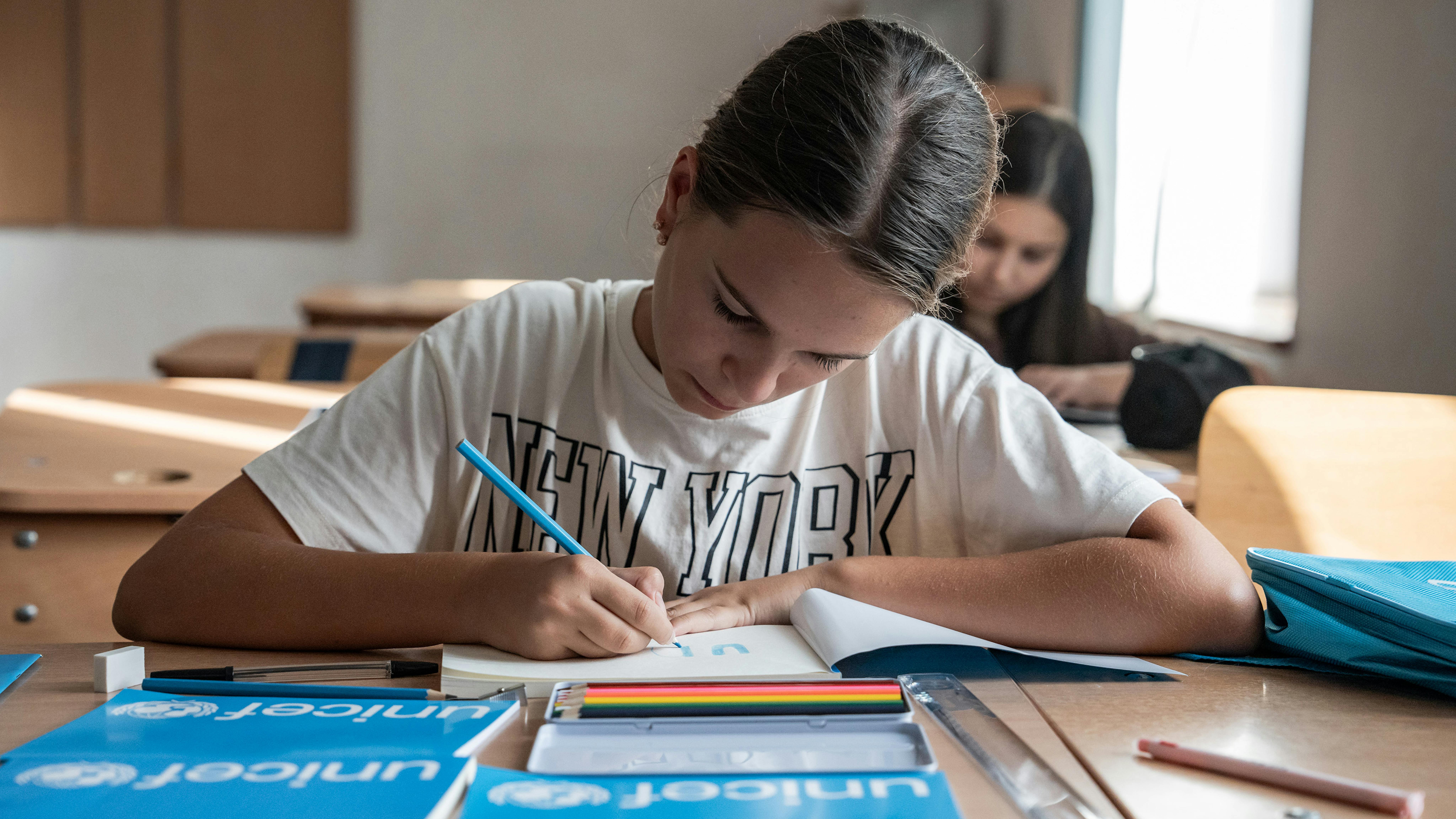 Con il supporto dell'UNICEF, Sofia, 12 anni, continua i suoi studi in Romania, insieme ad altri bambini rifugiati ucraini. Questo autunno ha ricevuto nuovi materiali scolastici dall'UNICEF che può usare nelle sue classi.