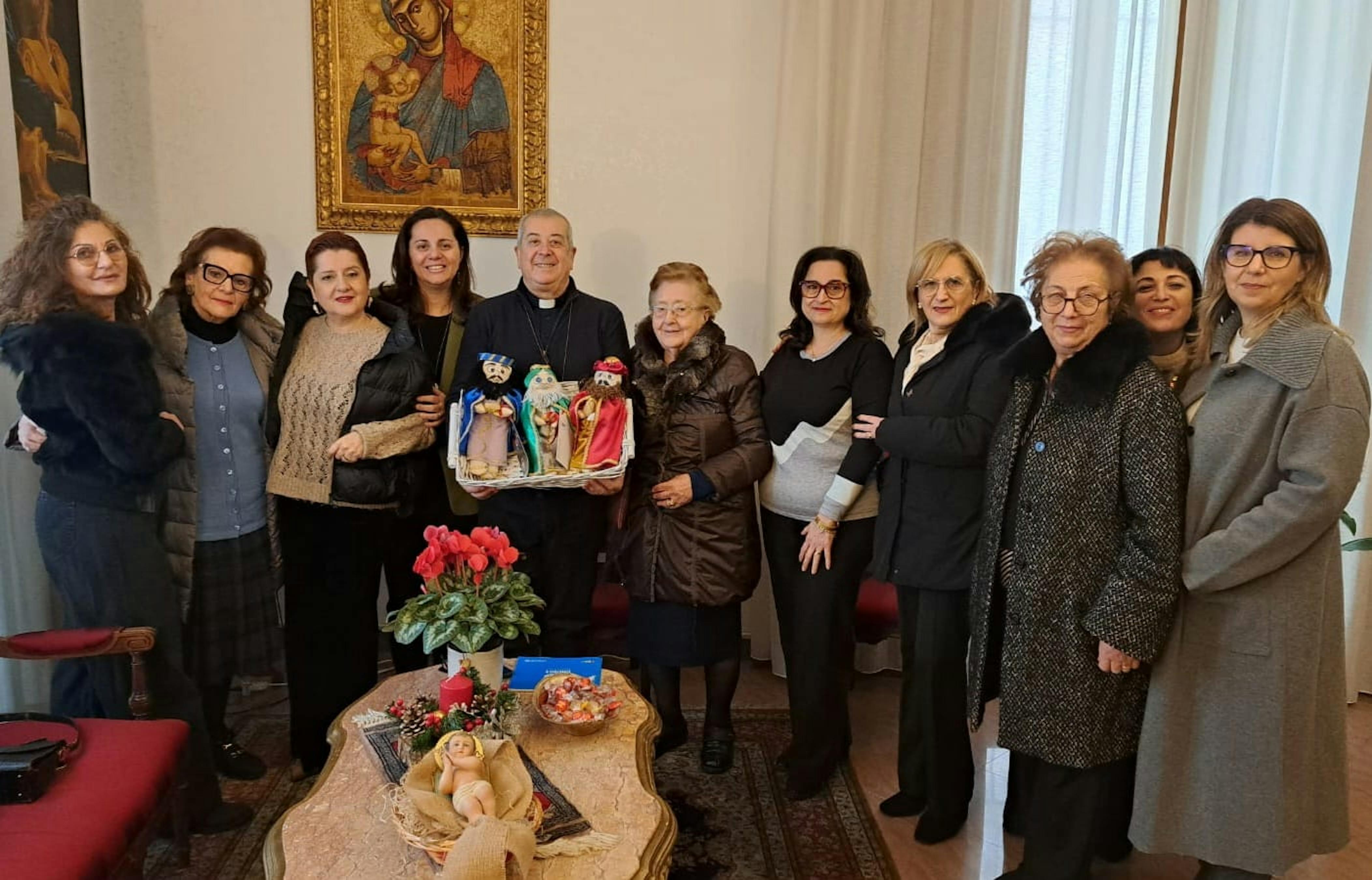 volontari unicef con l'arcivescovo