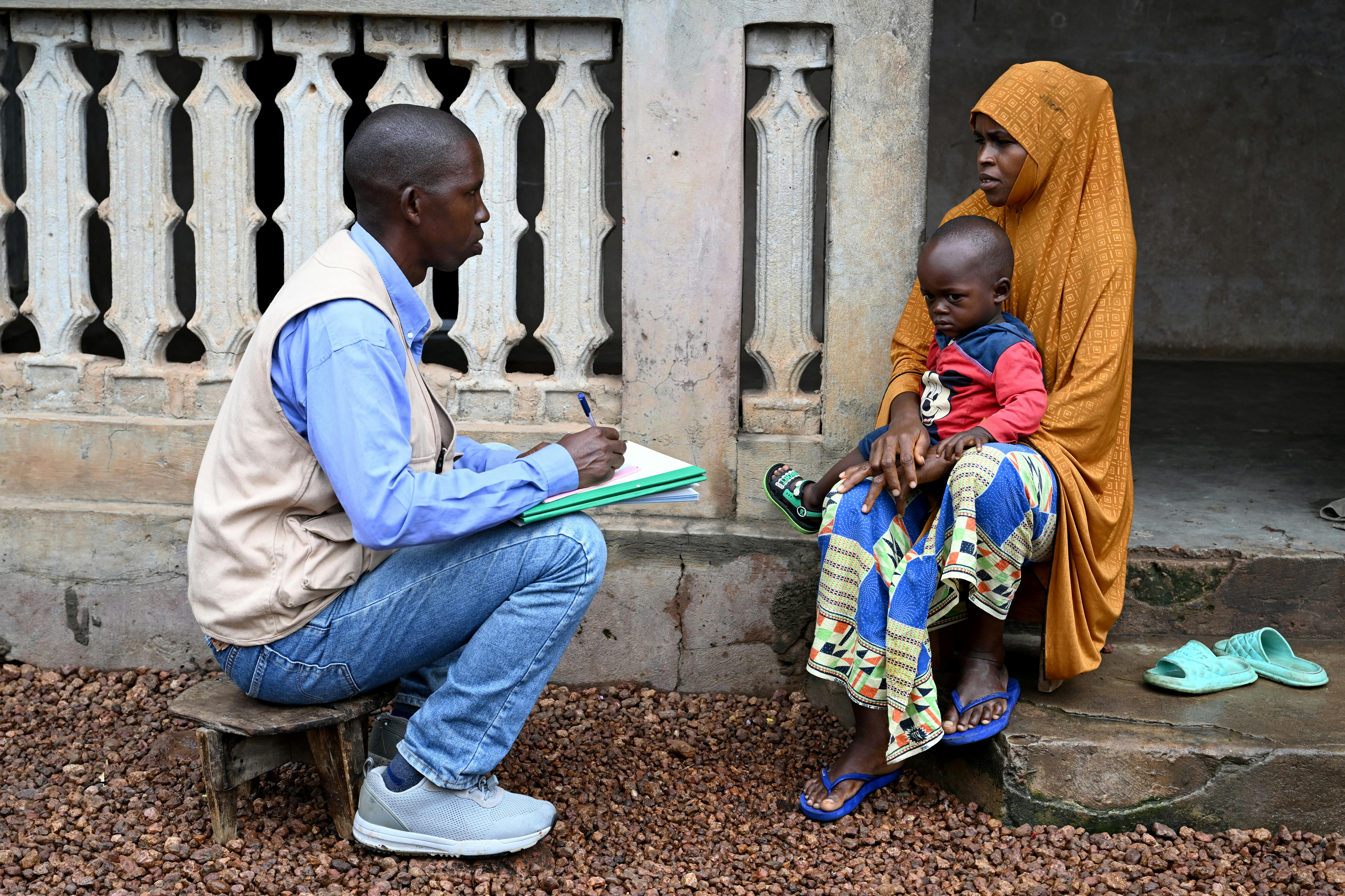 Un operatore di comunità mentre si occupa della registrazione delle nascite nel villaggio di Doghel Sigon, nel nord della Guinea. L’UNICEF sostiene programmi di registrazione delle nascite per garantire a ogni bambino un’identità legale, proteggendo i suoi diritti e assicurandogli l’accesso a servizi essenziali come la sanità e l’istruzione.