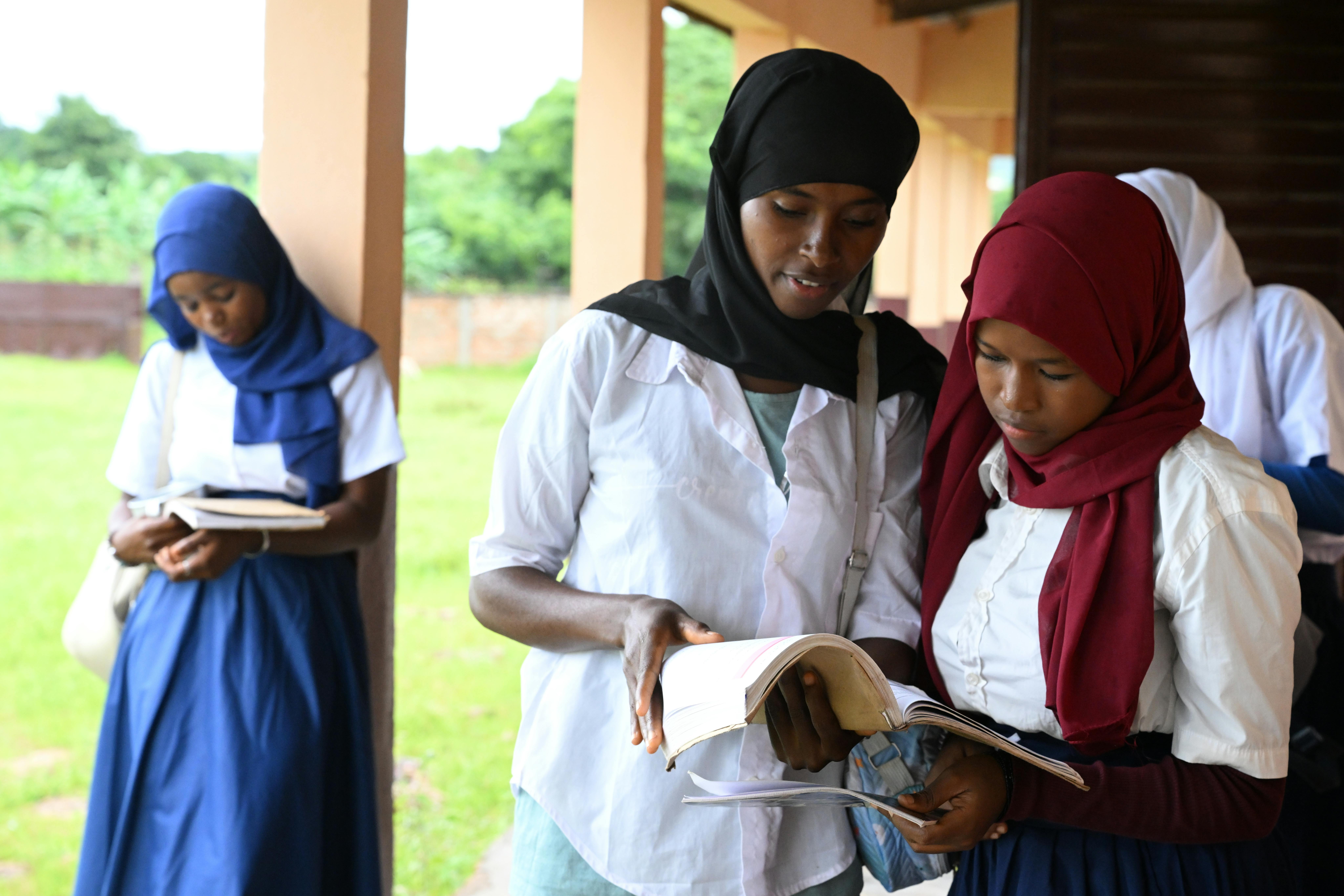 Le ragazze nel parco giochi della loro scuola, a Doghel Sigon, nel nord della Guinea. L’UNICEF sostiene programmi educativi che rafforzano l’autonomia delle ragazze, garantendo loro accesso a un’istruzione di qualità e pari opportunità per realizzare il proprio potenziale