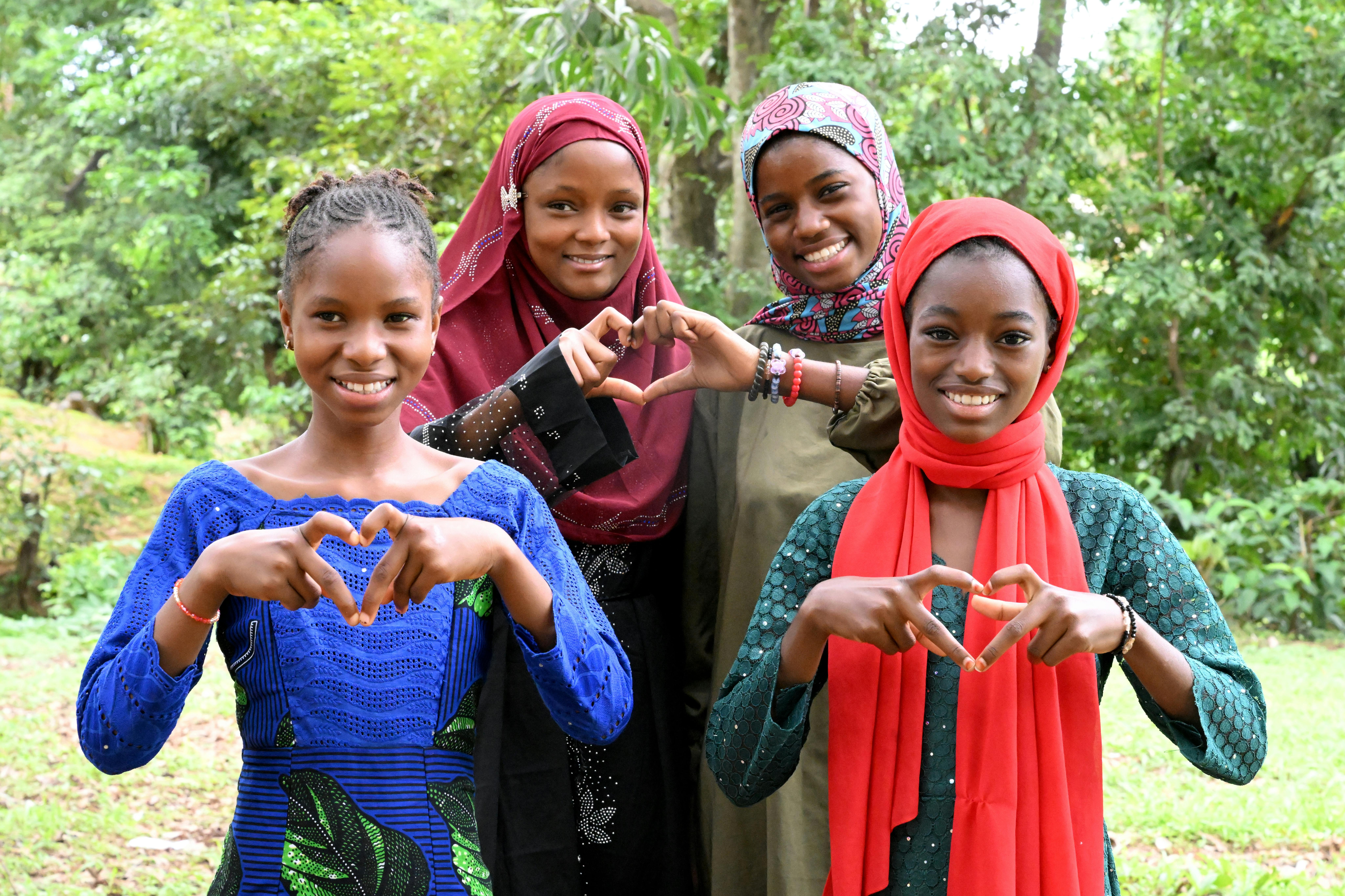 Alcune delle ragazze del “gruppo di discussione femminile” a Doghel Sigon, nel nord della Guinea.