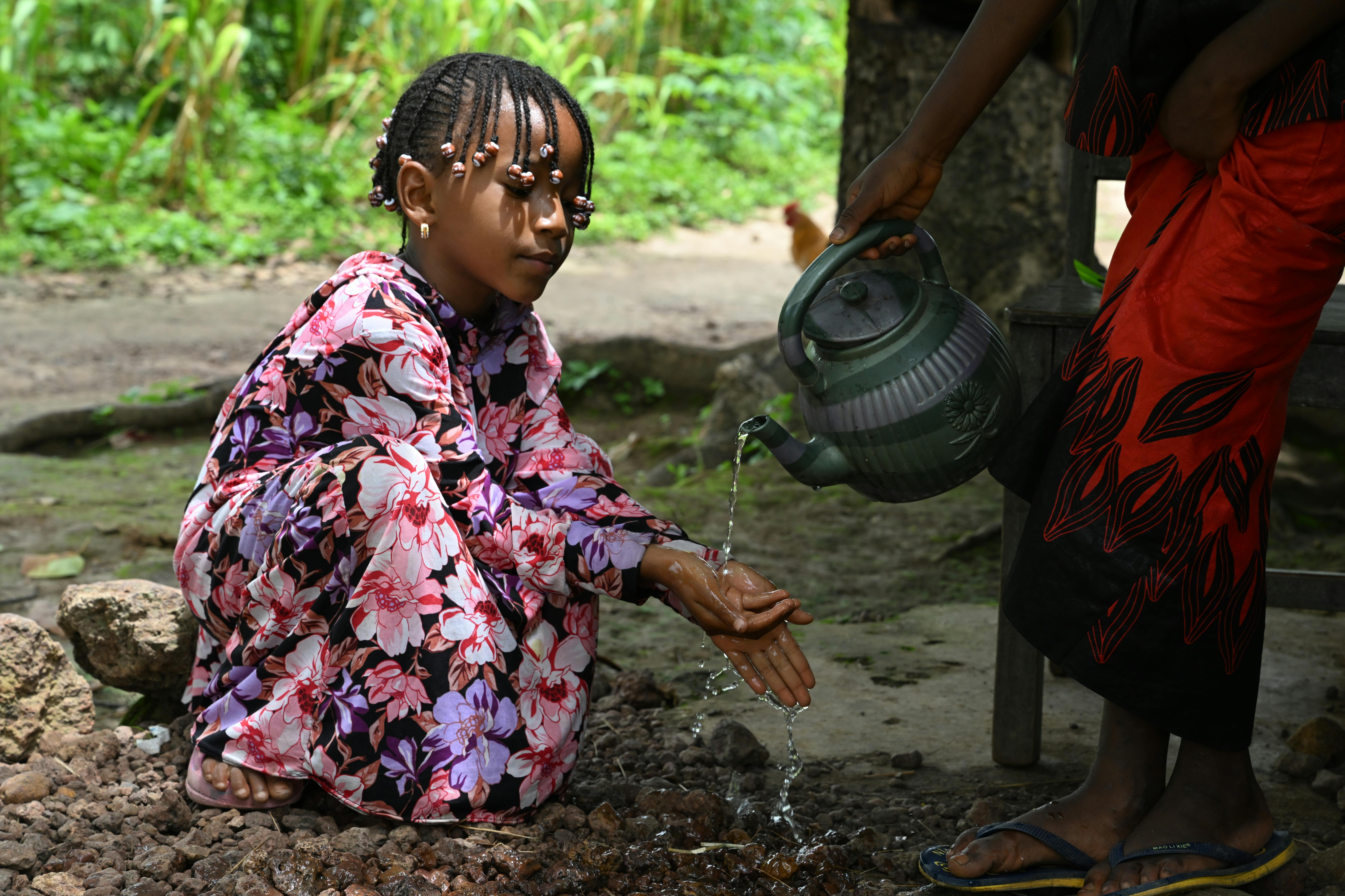 Una ragazza si lava le mani a Doghel Sigon. I programmi WASH dell’UNICEF garantiscono alle comunità l’accesso ad acqua pulita, migliorando salute e igiene e riducendo il carico che grava sui bambini, soprattutto sulle ragazze.