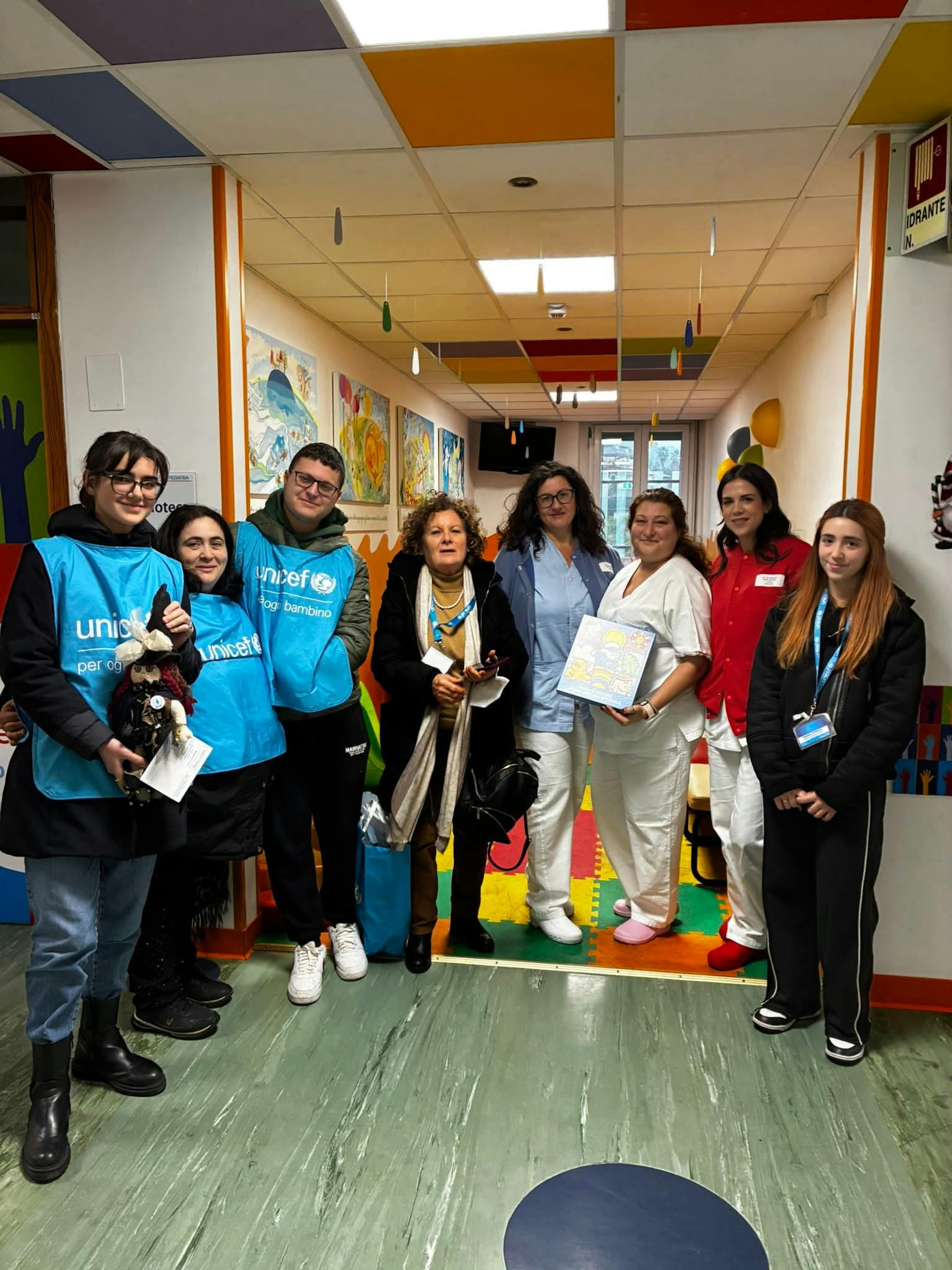 I volontari UNICEF e il personale dell'ospedale