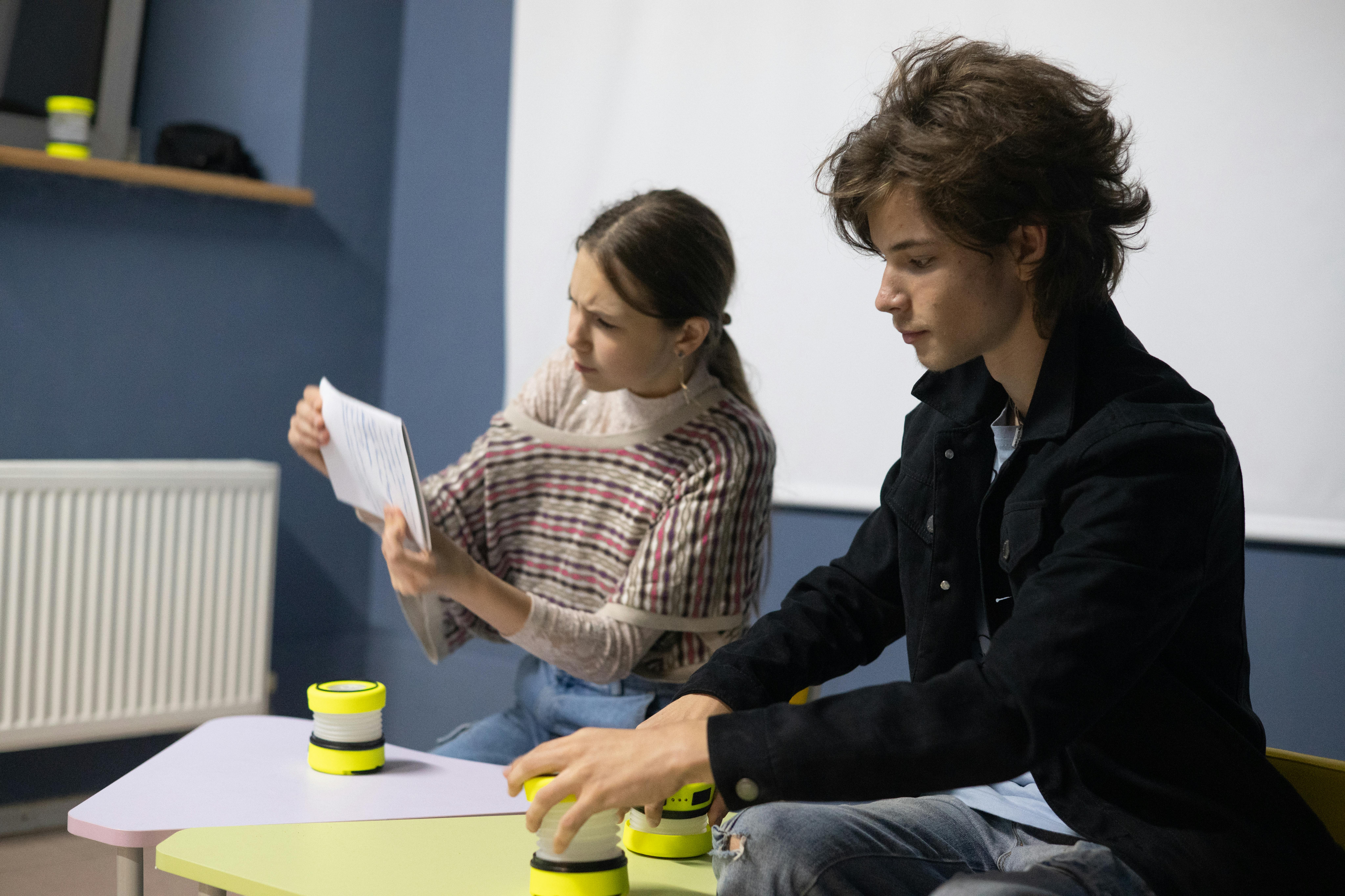 Yaroslav e Anna lavorano in coppia durante una lezione di recitazione, svolgendo un esercizio creativo: ricreare una scena senza parole usando espressioni facciali, gesti e immagini “Mi piace molto l’improvvisazione e, soprattutto, le performance drammatiche e le storie d’amore”, racconta Yaroslav.
