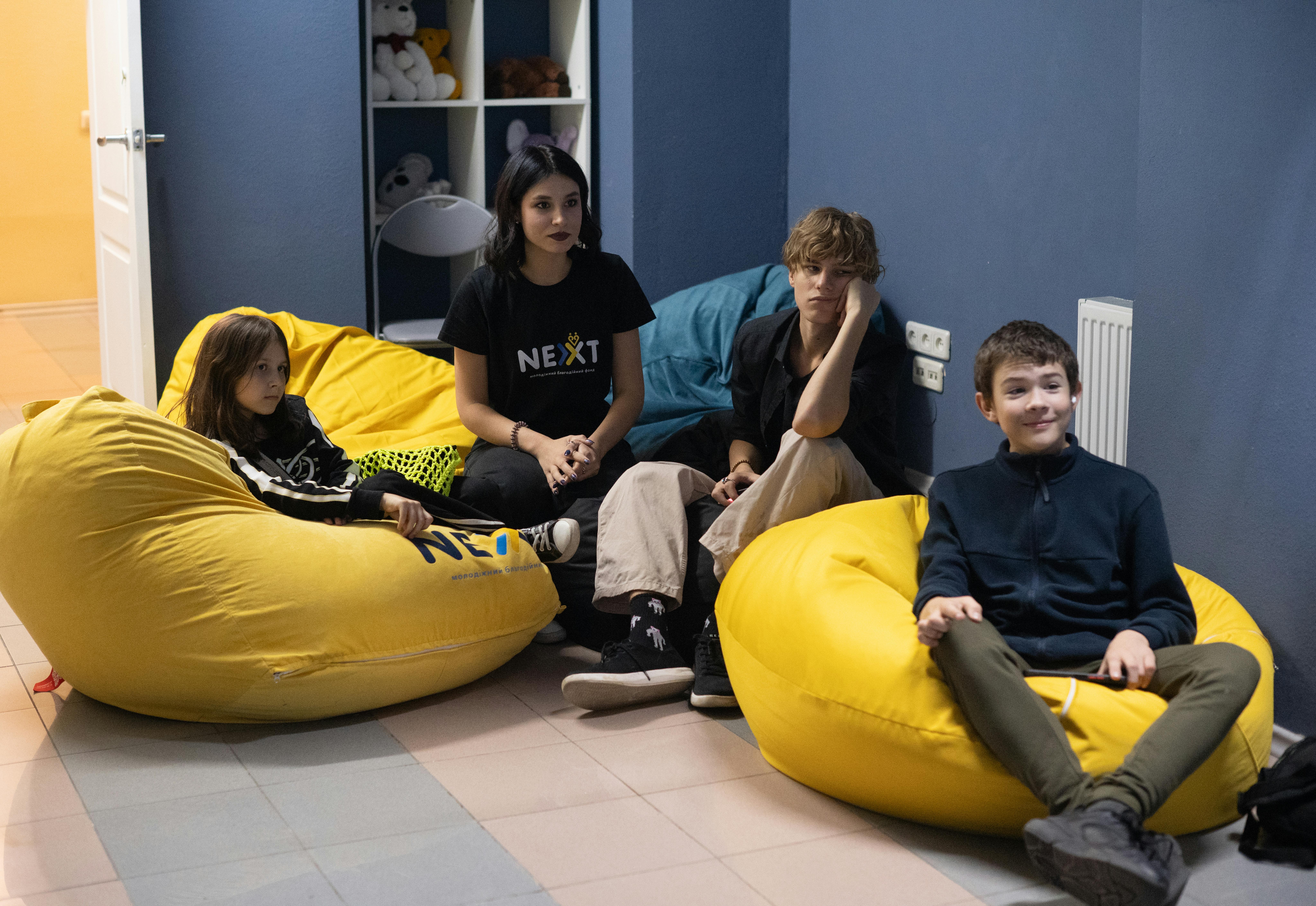 Yaroslav (16), Alisa (10), Anna (12), Danylo (14) e Mykhailo (15) frequentano insieme un club di fototerapia. Poiché Yaroslav studia da casa, i club giovanili e le attività di gruppo rappresentano una parte importante della sua socializzazione e del suo sviluppo personale. Siamo ad Odessa, in Ucraina