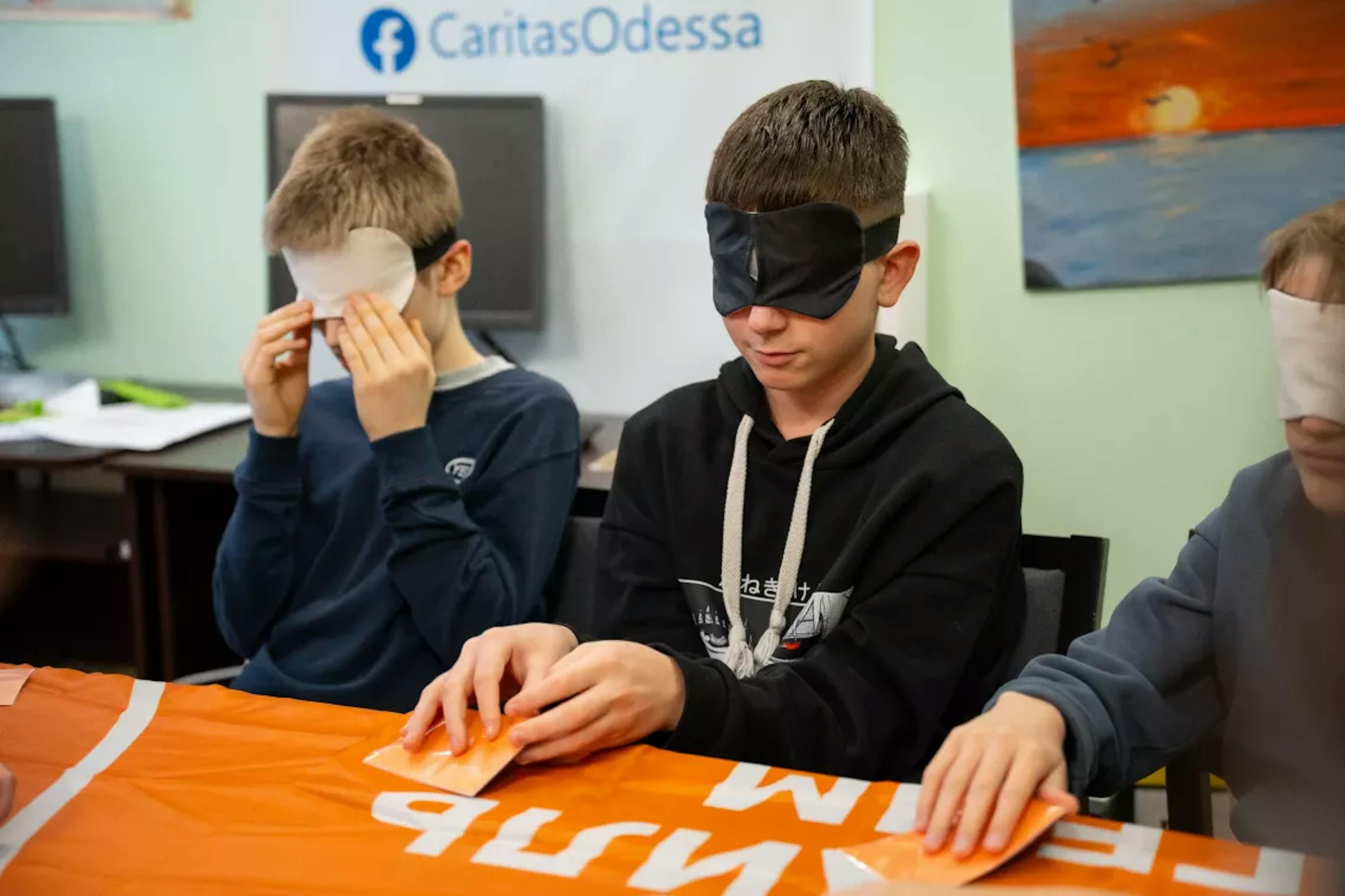 Una sessione di gioco da tavolo in Braille, organizzata da Yaroslav ad Odessa nel laboratorio UPSHIFT.