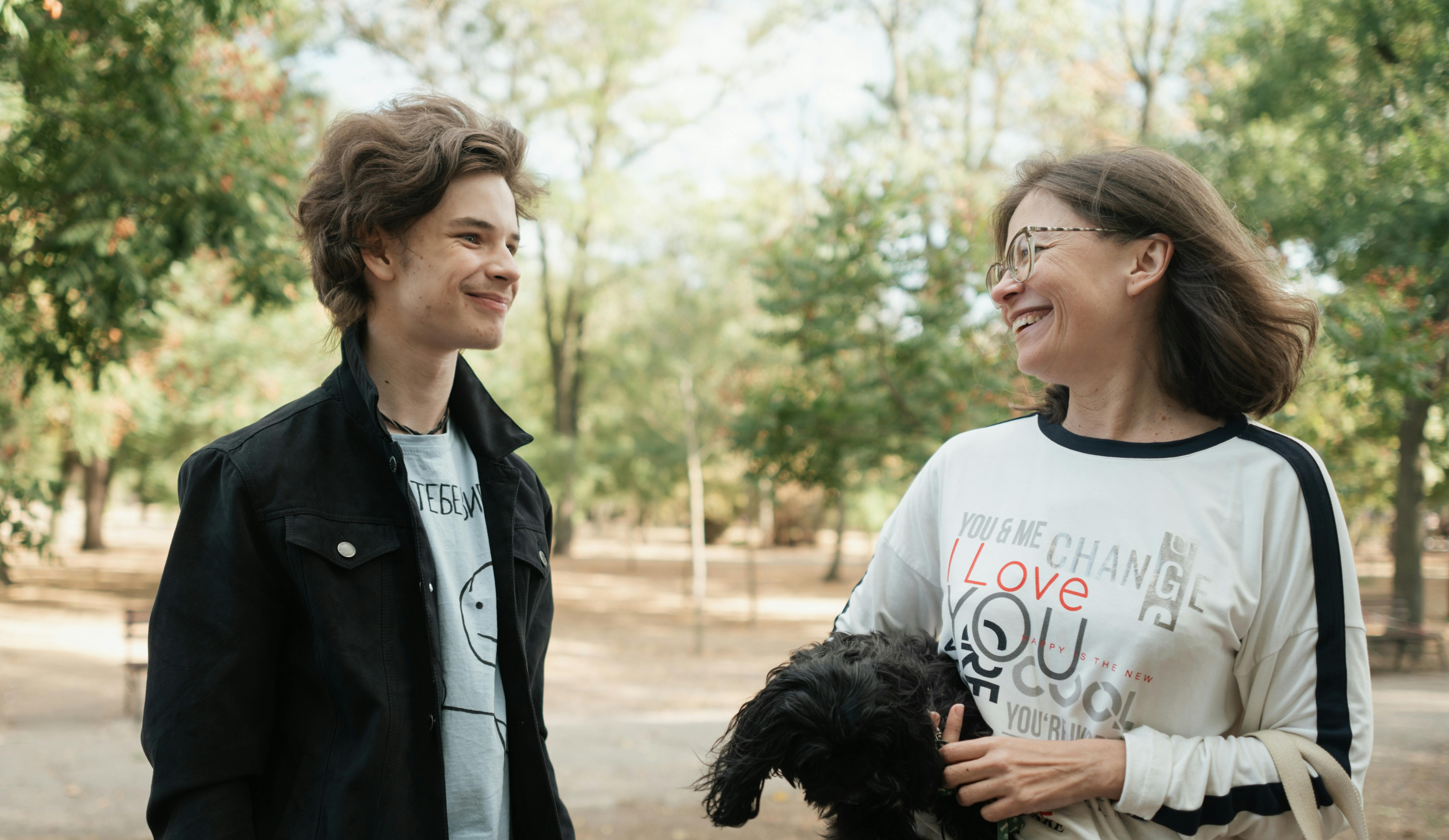 Odessa, Ucraina. Yaroslav racconta a sua madre Nataliia della sua nuova passione: creare musica con l’aiuto dell’intelligenza artificiale. Yasoslav è affetto da una paralisi celebrale e ha progettato un gioco da tavolo per ragazzi con disabilità visive