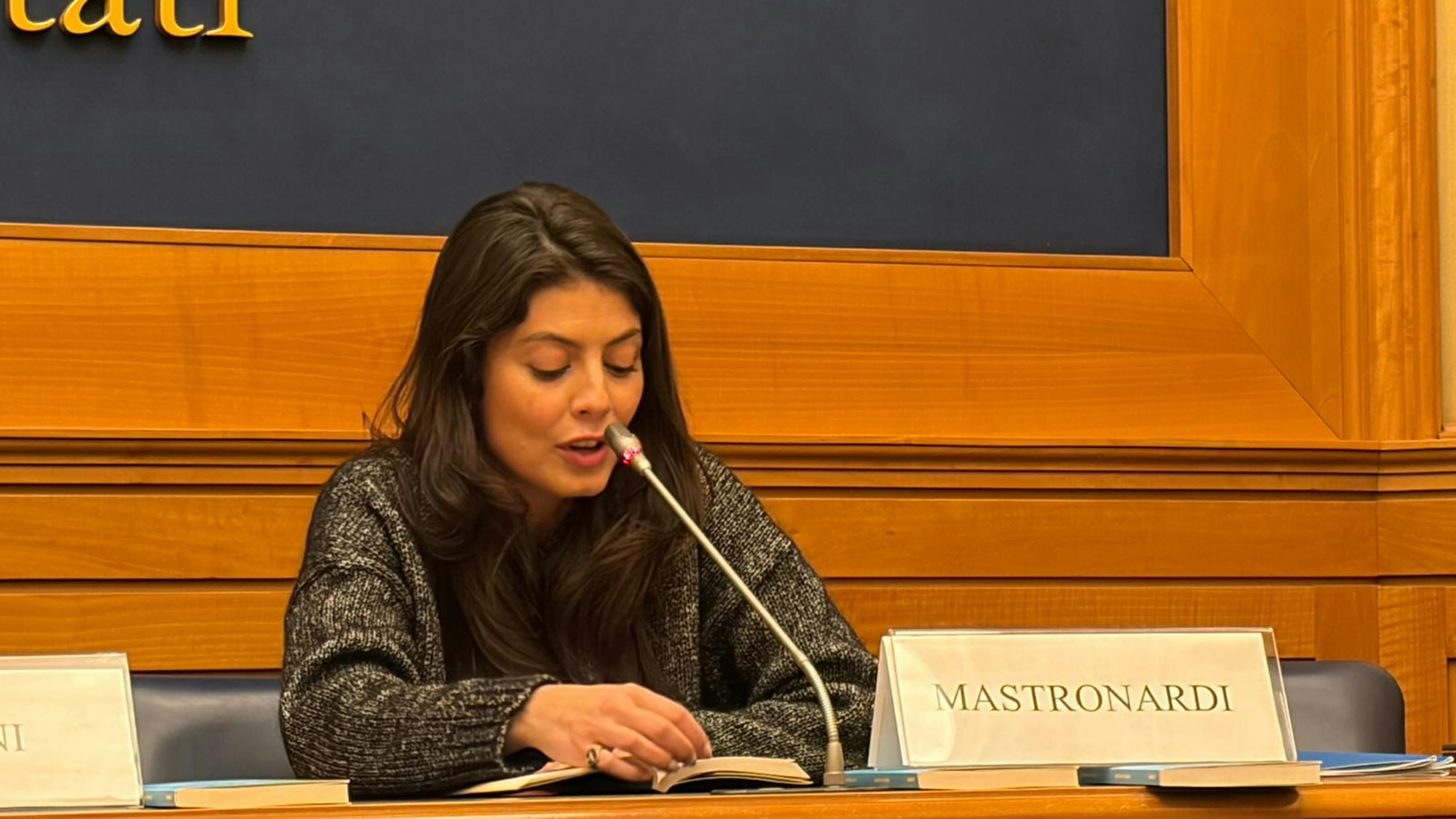 L’attrice e Goodwill Ambassador dell’UNICEF Italia Alessandra Mastronardi legge un passo del libro