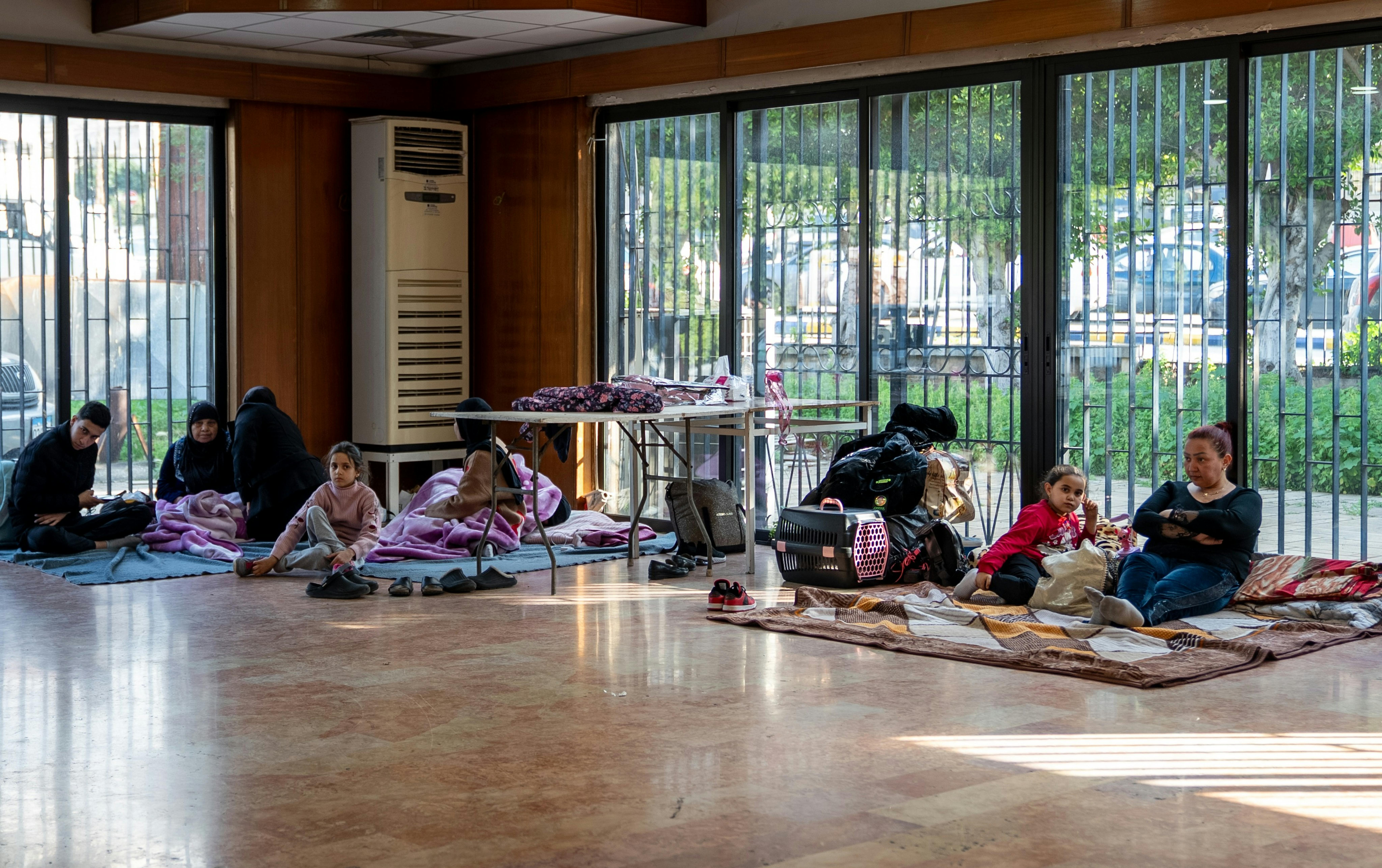 Il 3 marzo 2026, nel Monte Libano, alcune famiglie si trovano in una scuola pubblica trasformata in rifugio. Il team dell’UNICEF è sul campo per fornire aiuti d’emergenza, tra cui materassi, coperte, acqua e kit per l’igiene, per bambini e per la dignità.
