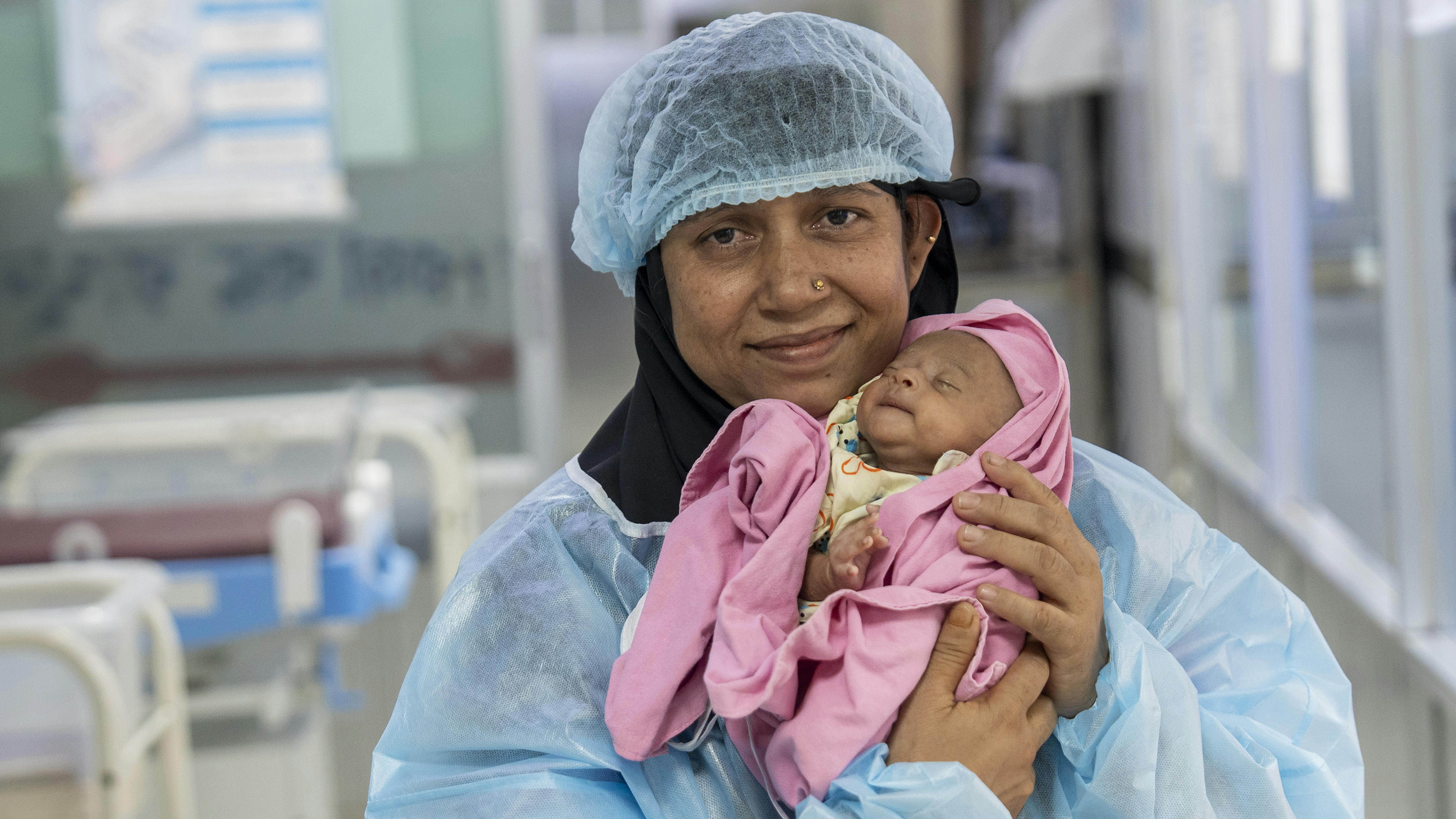 Misnahar, di 37 anni, ha dato alla luce suo figlio Mir Mohammed Sarid su un risciò durante il viaggio verso l'ospedale Sadar del distretto di Cox's Bazar nel novembre 2025. Sarid era nato troppo presto, pesando solo 900 grammi e aveva subito iniziato a mostrare problemi respiratori.