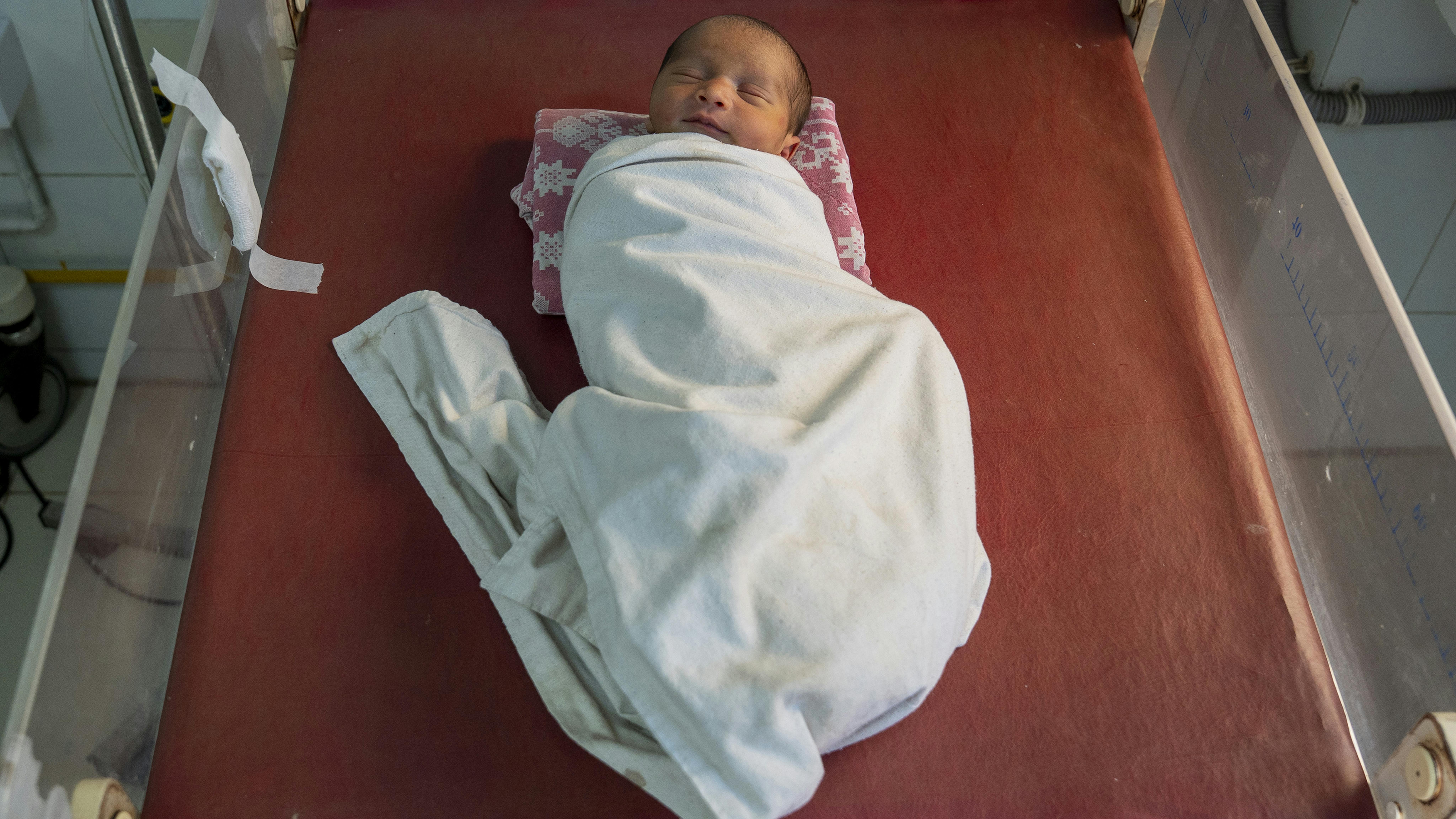Un bambino che dorme nell'unità SCANU dell'ospedale Sadar del distretto di Cox's Bazar.