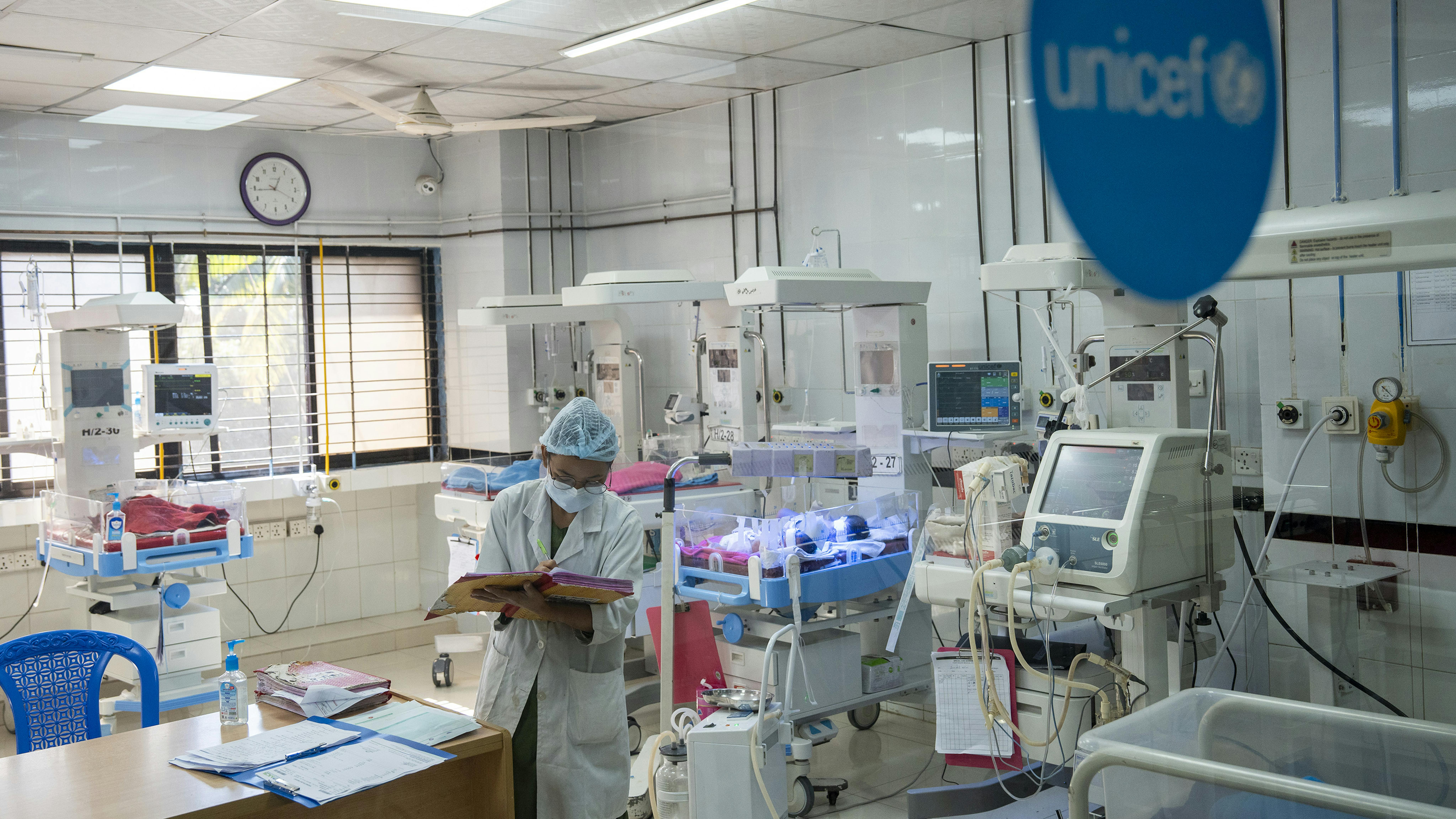 Un'infermiera di turno presso lo SCANU, che fornisce cure specializzate essenziali per neonati prematuri e gravemente malati, rafforzando i servizi di salute materna e infantile a Cox's Bazar.