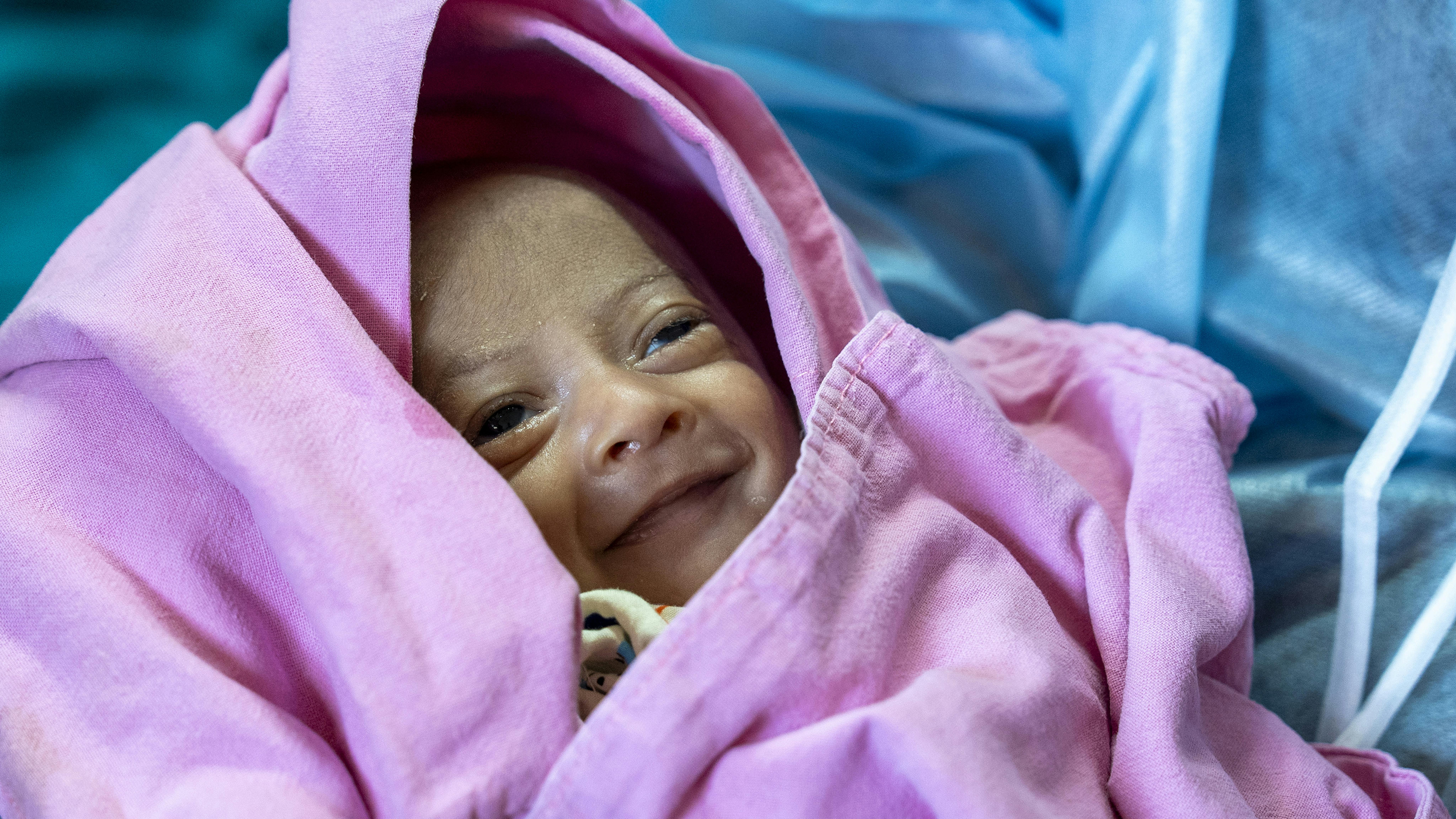 Mir Mohammed Sarid, un mese, sorride tra le braccia della madre. Adesso ha un mese e pesa circa 1,5 kg ma è nato prematuro ed ha avuto bisogno dell'ossigenoterapia e dell'incubatrice dell'ospedale di Cox's Bazar.