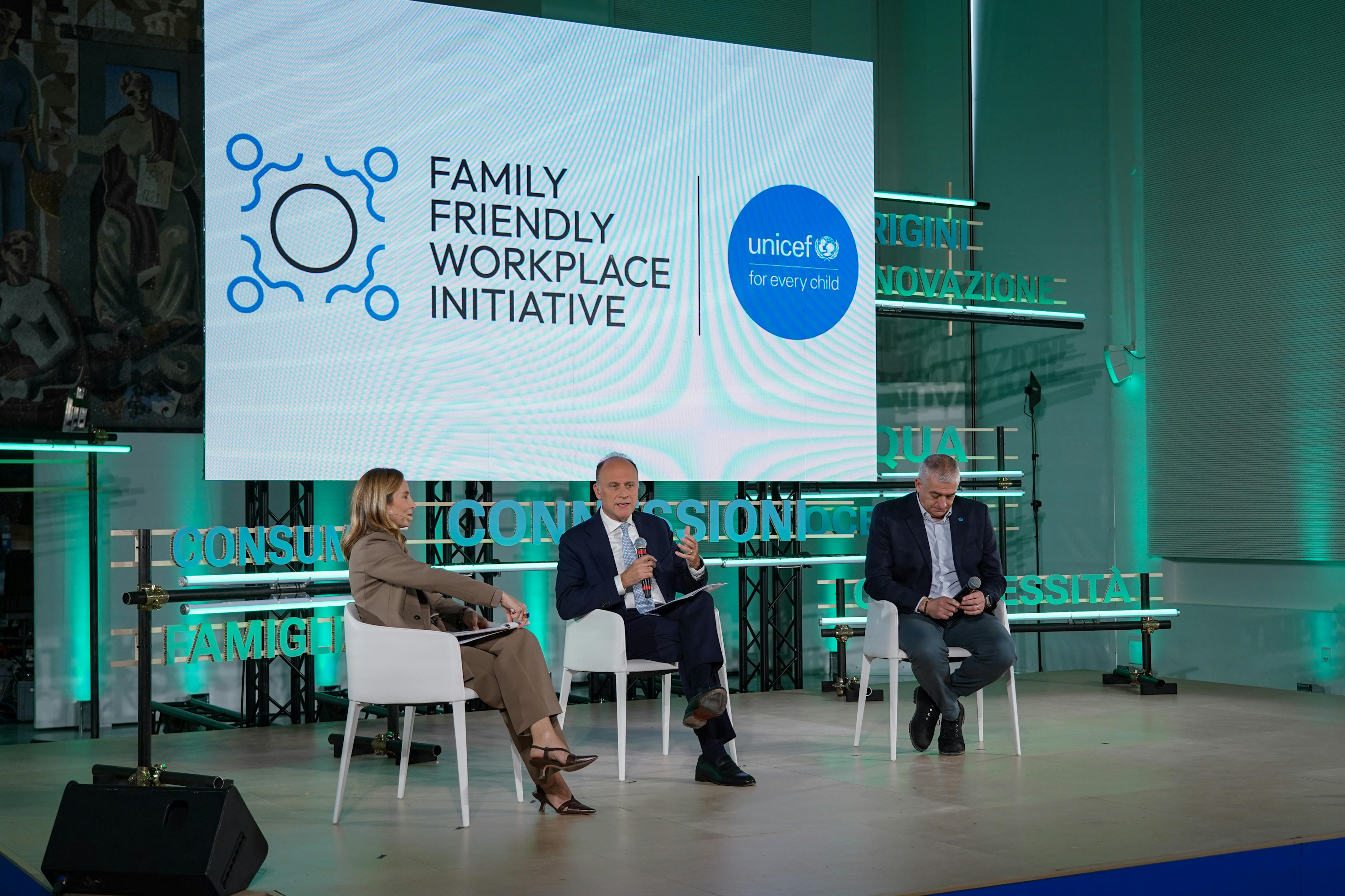 Un momento dell'evento di novembre scorso, con la moderatrice Francesca Gambarini, giornalista del Corriere della Sera, Stefano Caselli, Dean SDA Bocconi School of Management e Paolo Rozera, Direttore Generale UNICEF Italia