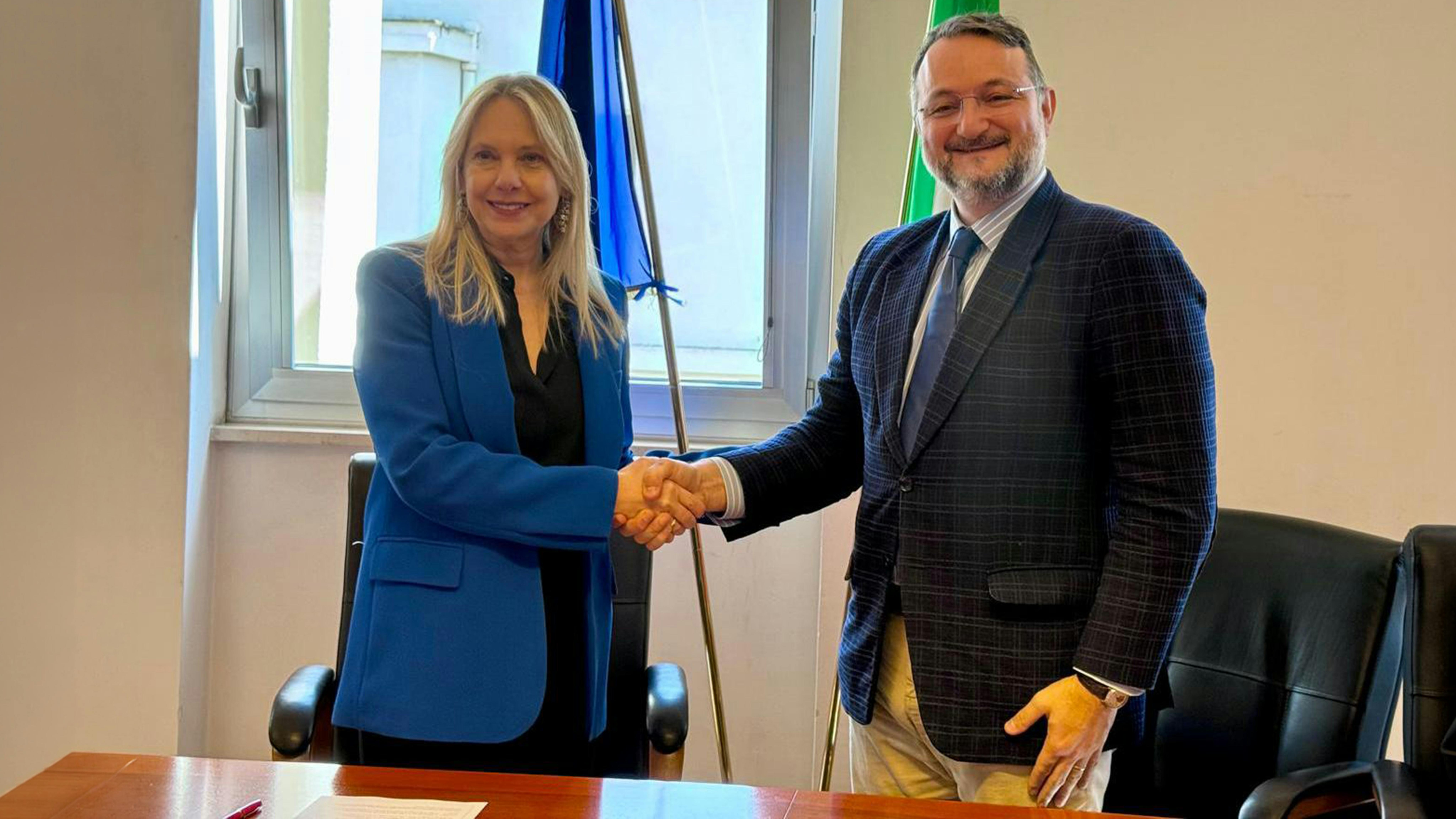 Paola Nicastro (SLI) e Nicola Dell’Arciprete (UNICEF ECARO) si stringono la mano dopo la firma del protocollo