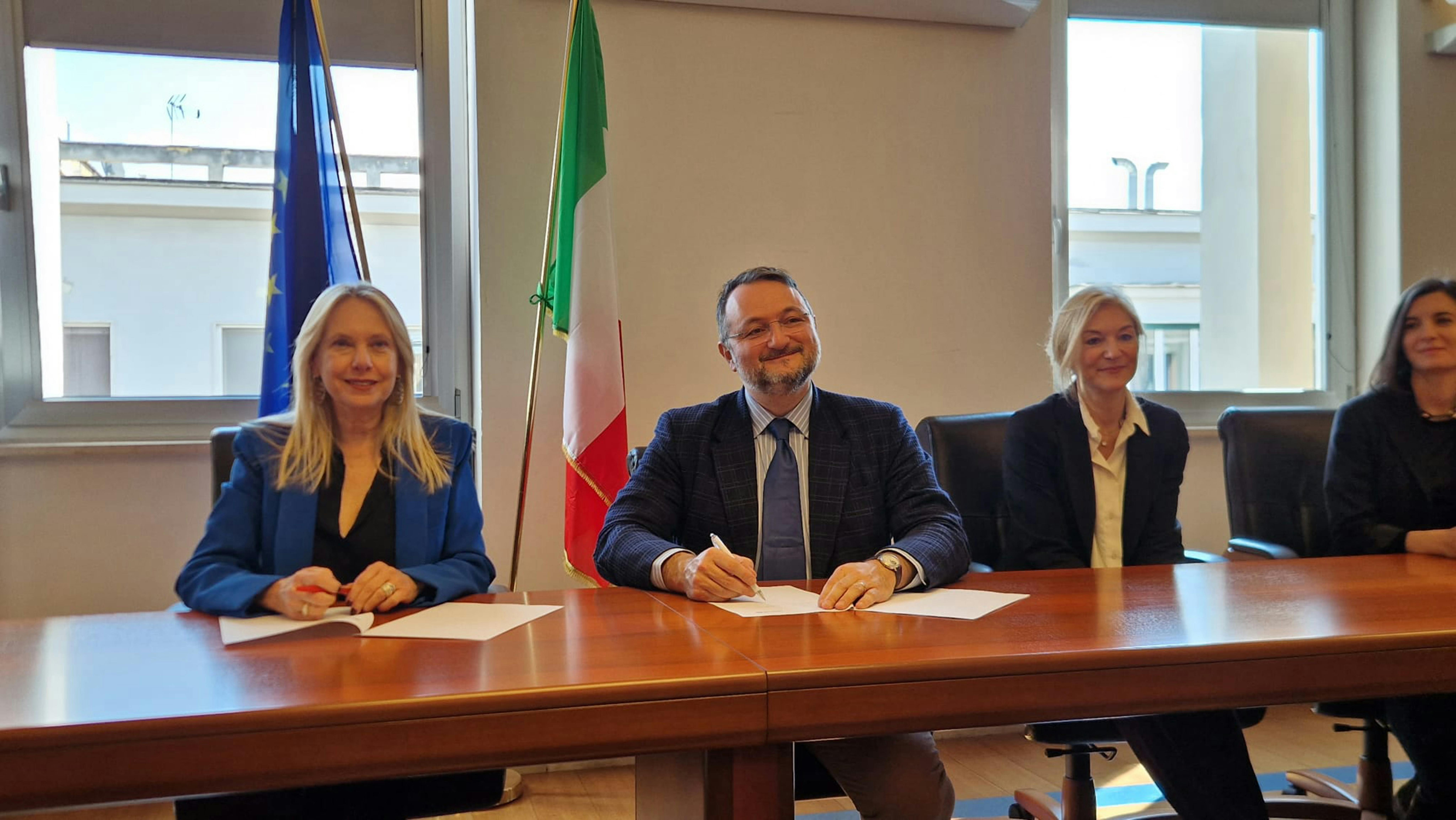 Paola Nicastro (SLI) e Nicola Dell’Arciprete (UNICEF ECARO) firmano l’accordo