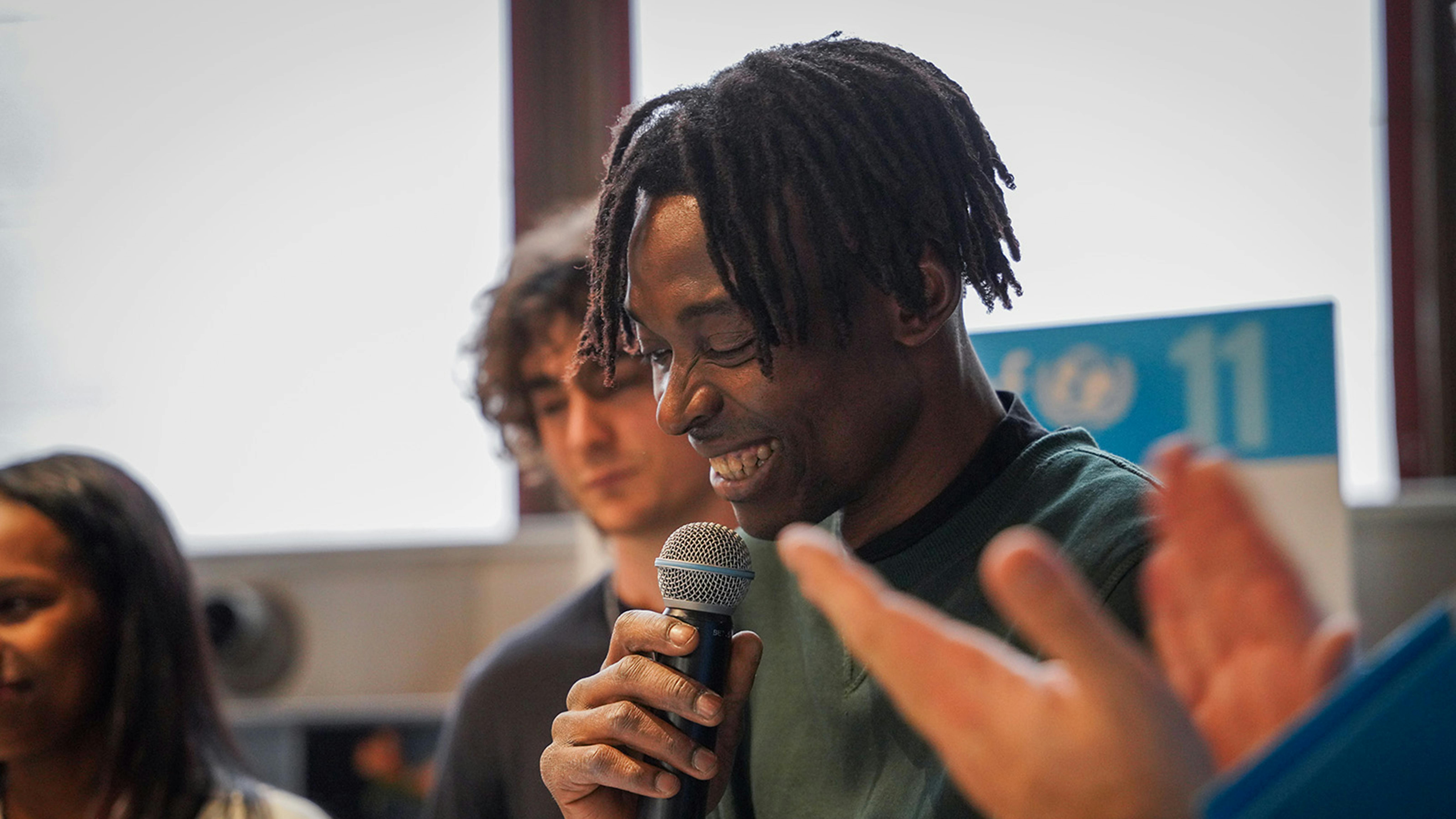 Ibrahim, uno degli artisti dell'esposizione durante i saluti istituzionali