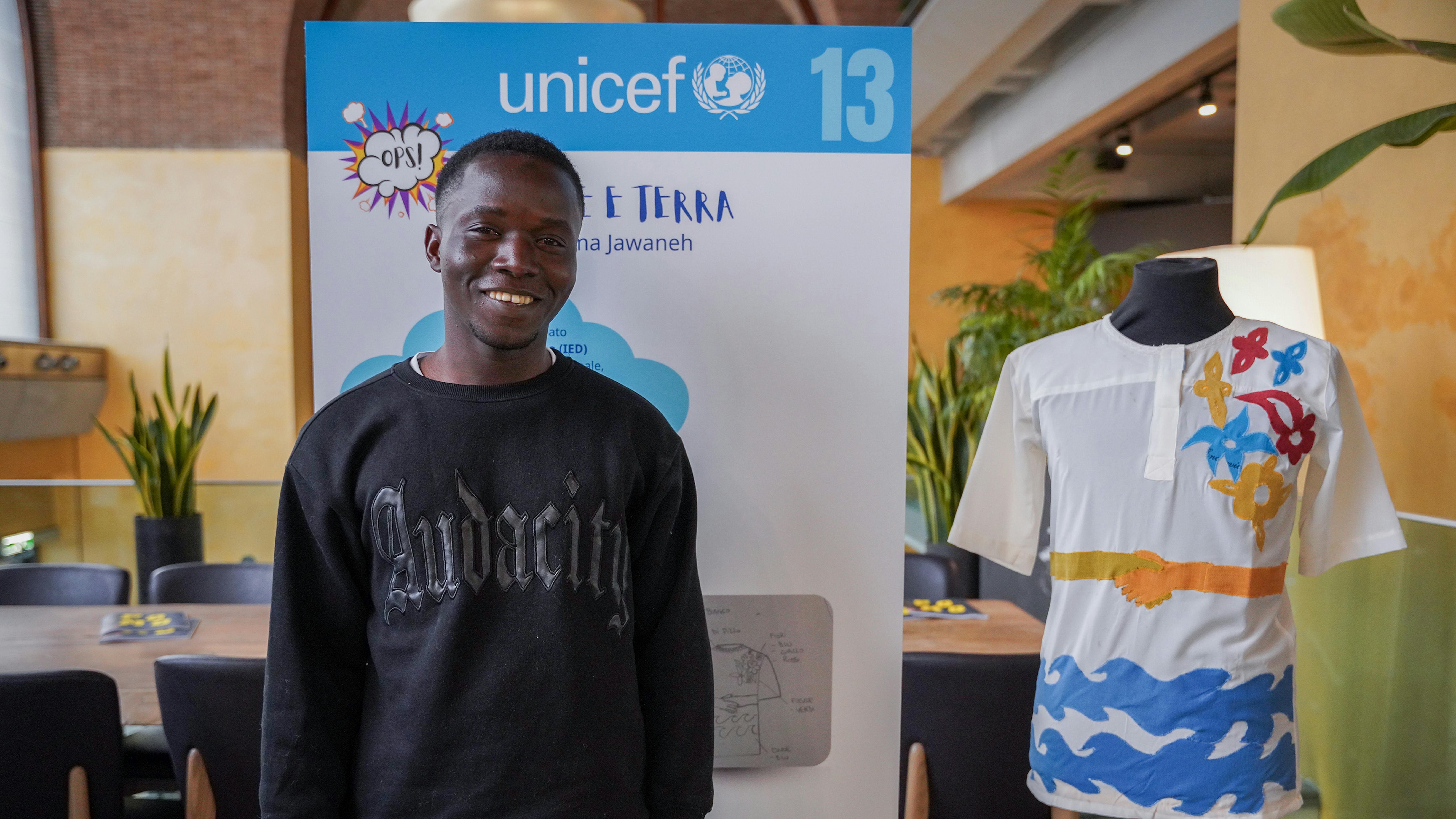 Ebrima con la sua opera, una linea di abbigliamento