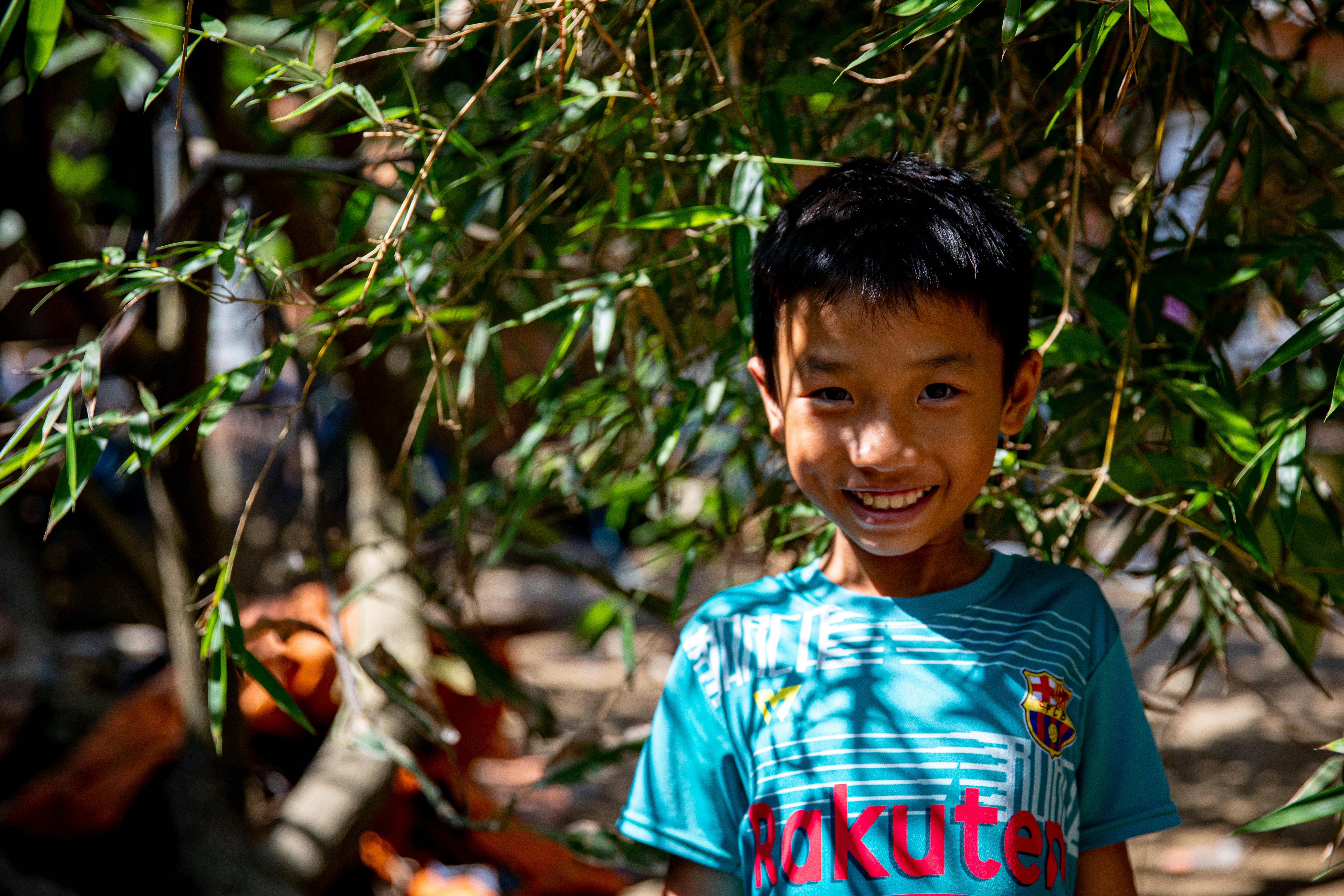 Vietnam, comune di Tuy Phước Đông, provincia di Gia Lai: Toàn, 10 anni, gioca nel giardino della nonna.