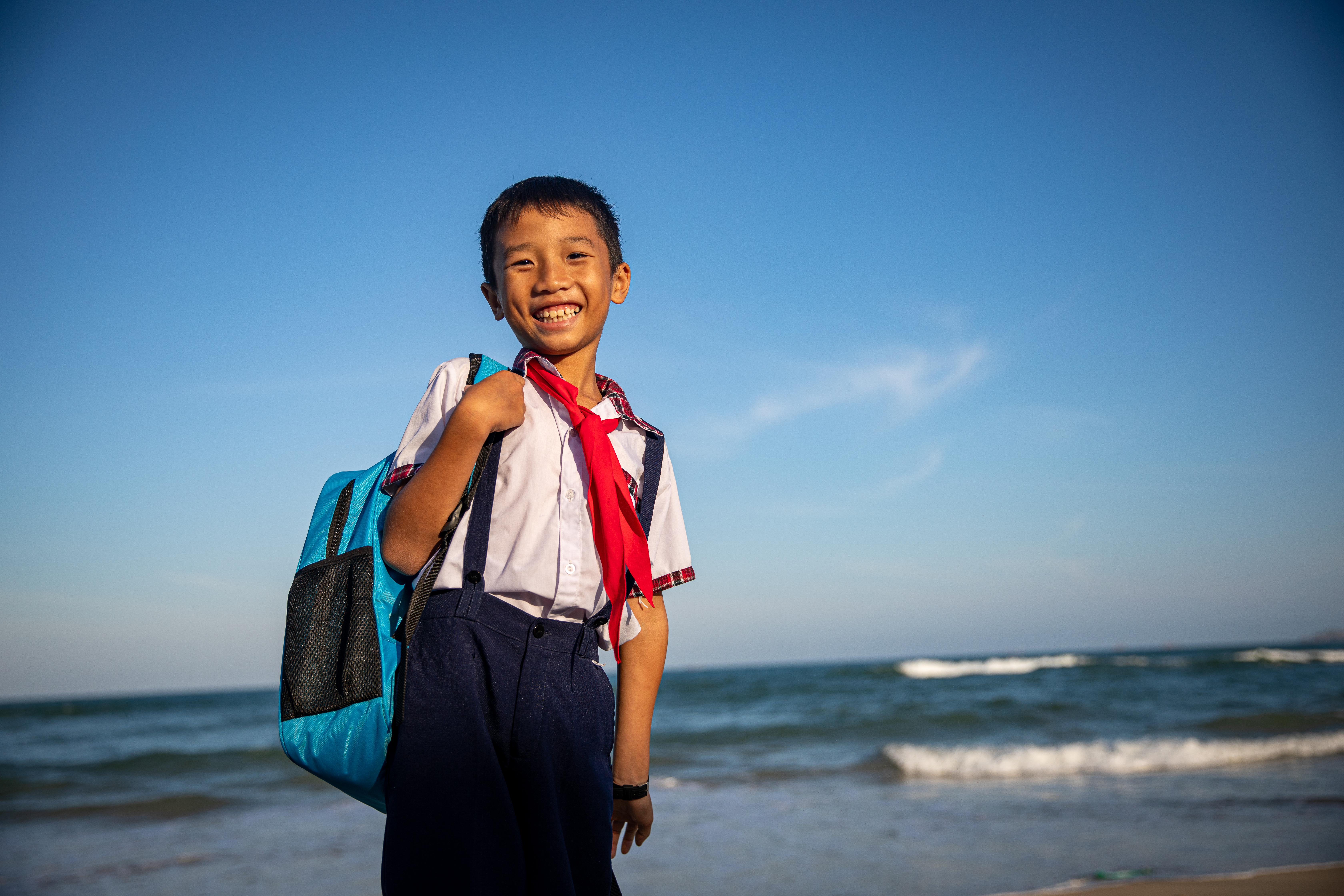 “Un giorno mi piacerebbe diventare un marinaio. Amo tantissimo il mare” dice Toàn sorridendo. In questa foto si trova sulla spiaggia con uno zainetto donato dall'UNICEF dopo il tifone che si è abbattuto sulla sua comunità “Un giorno mi piacerebbe diventare un marinaio. Amo tantissimo il mare” dice Toàn sorridendo. In questa foto si trova sulla spiaggia con uno zainetto donato dall'UNICEF dopo il tifone che si è abbattuto sulla sua comunità