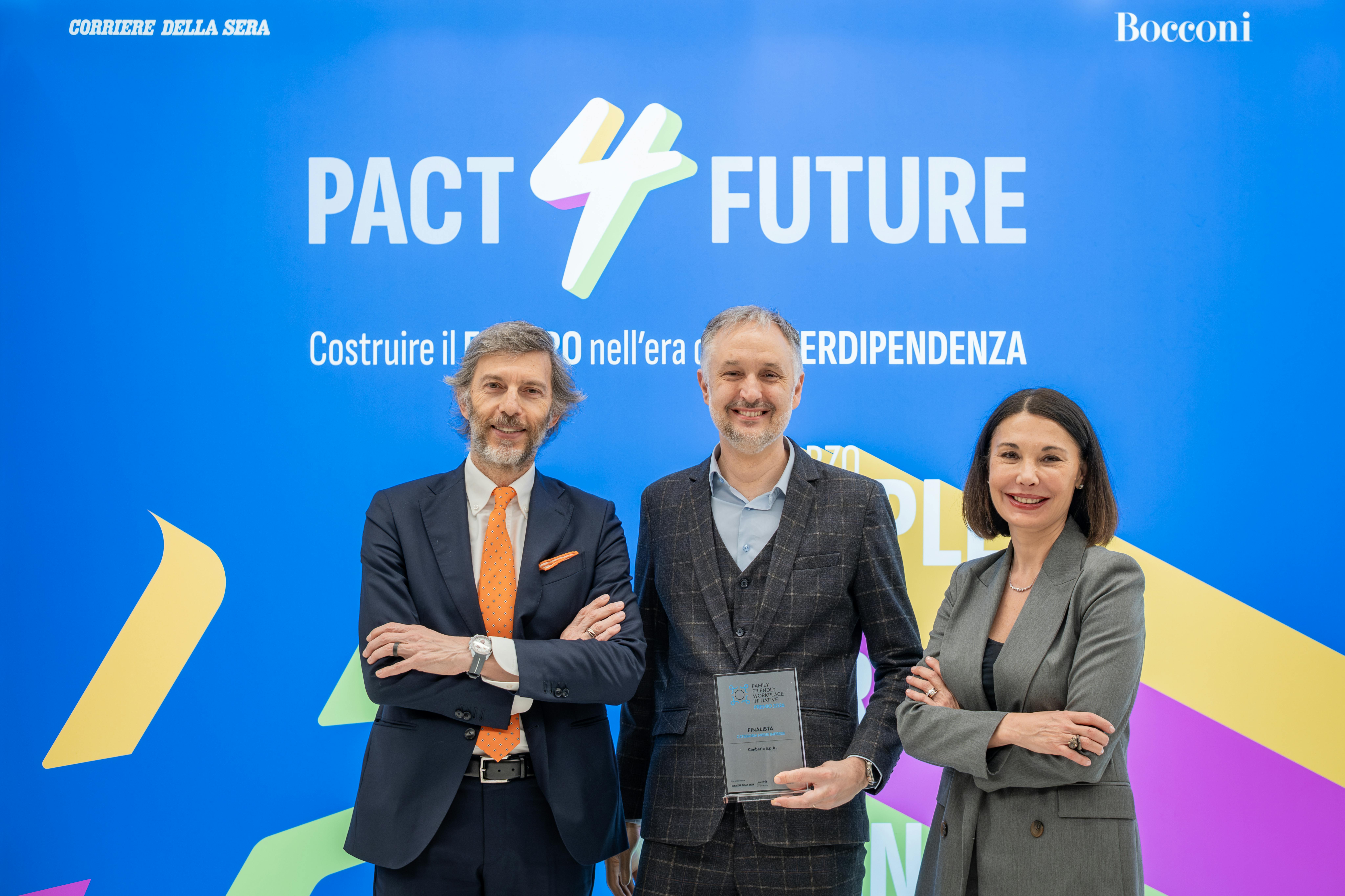 La conegna del premio a Francesco Caielli, Responsabile comunicazione e ESG, in rappresentanza di Cimberio, finalista della categoria Medie Aziende. ​  ​