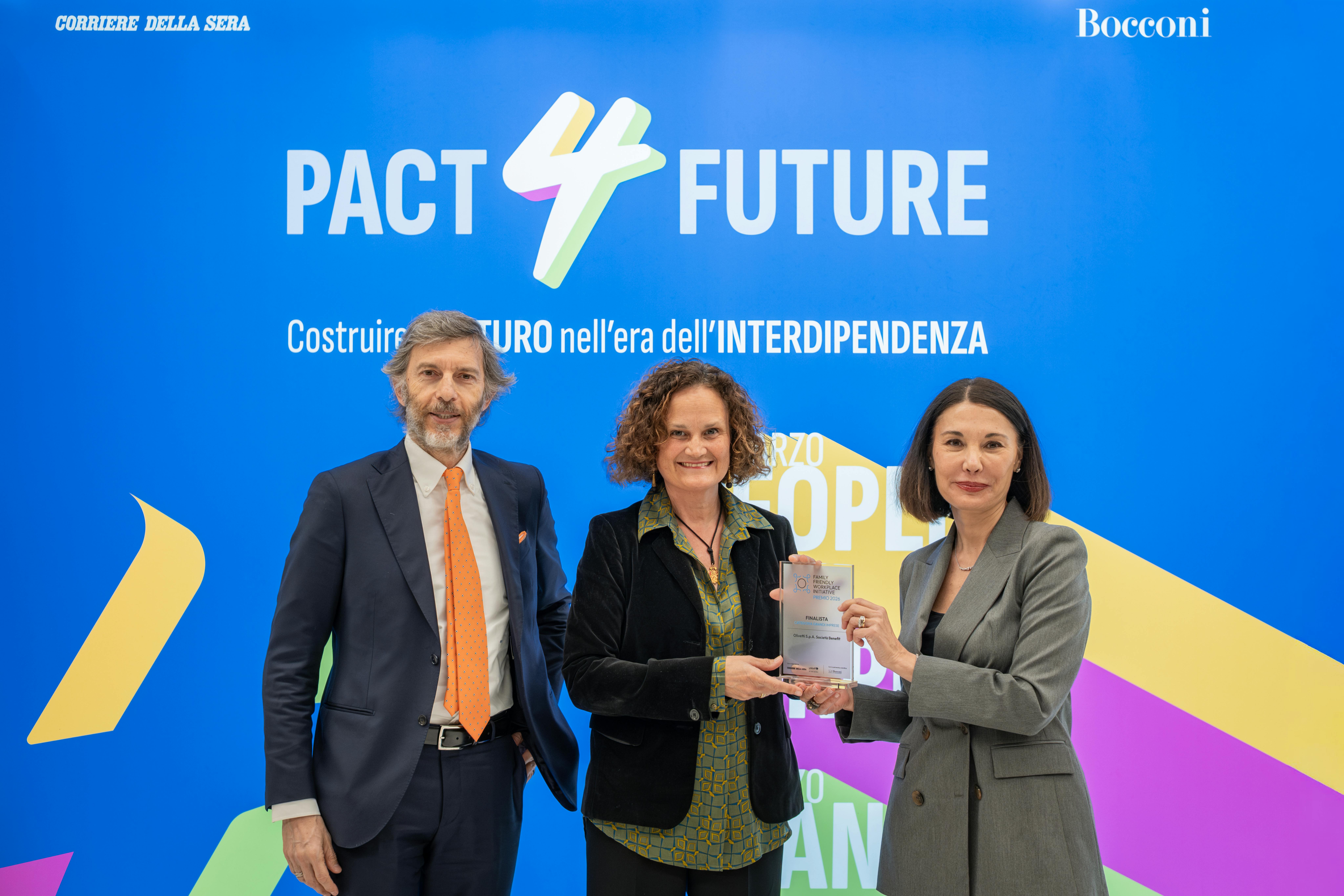 Giulia Piermattei, Governance Internet of Things di Olivetti società benefit del Gruppo TIM riceve il premio come finalista Grandi Aziene da Stefania Radoccia, UNICEF Italia e Francesco Perrini, SDA BOCCONI School of Management.
