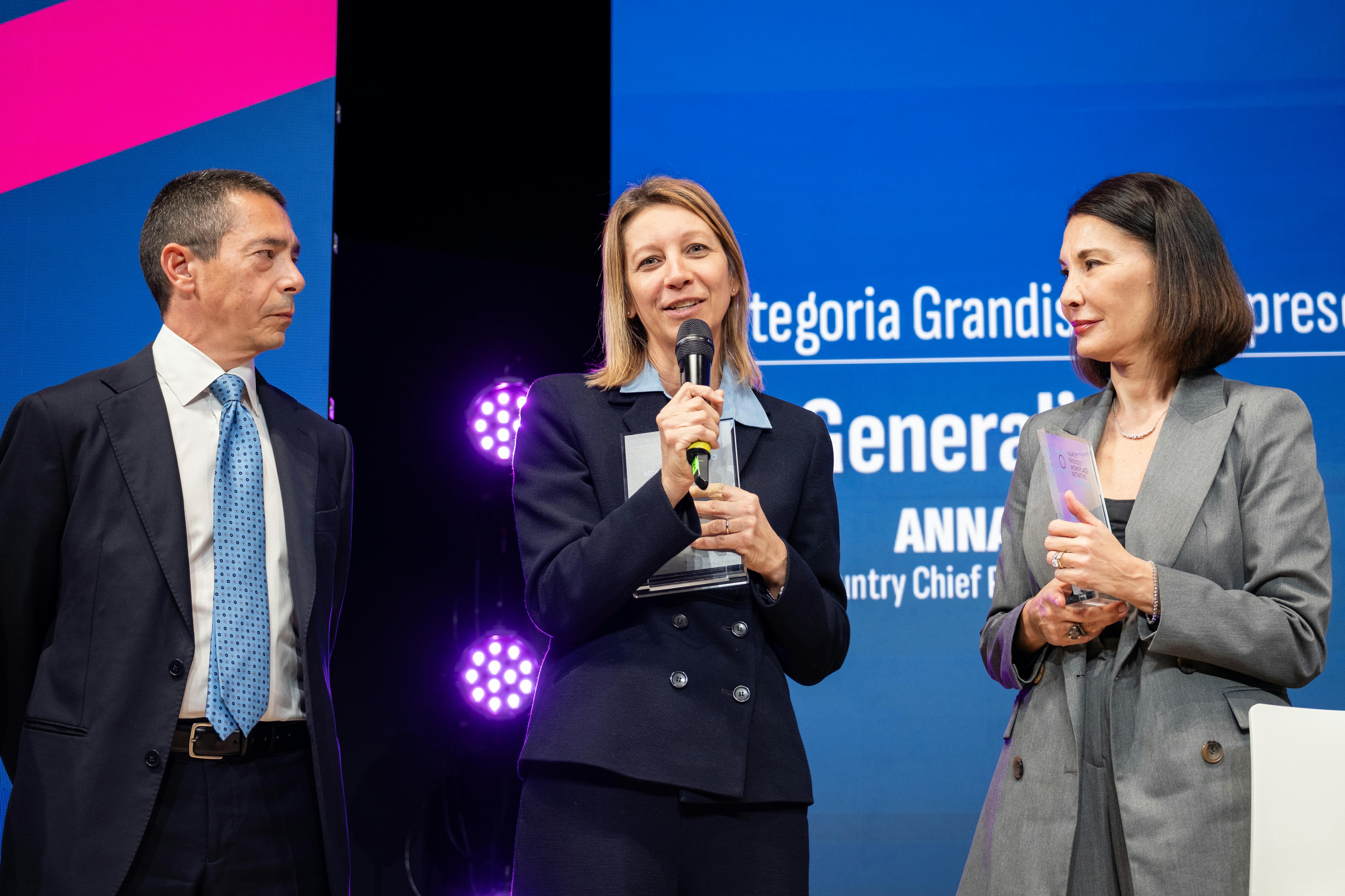 La consegna del premio ad Anna Nozza, Country Chief People & Organization per Generali Italia e Marco Longobardi, Chief People Officer per FinecoBank; Ha consegnato il premio Stefania Radoccia, Vice Presidente UNICEF Italia​