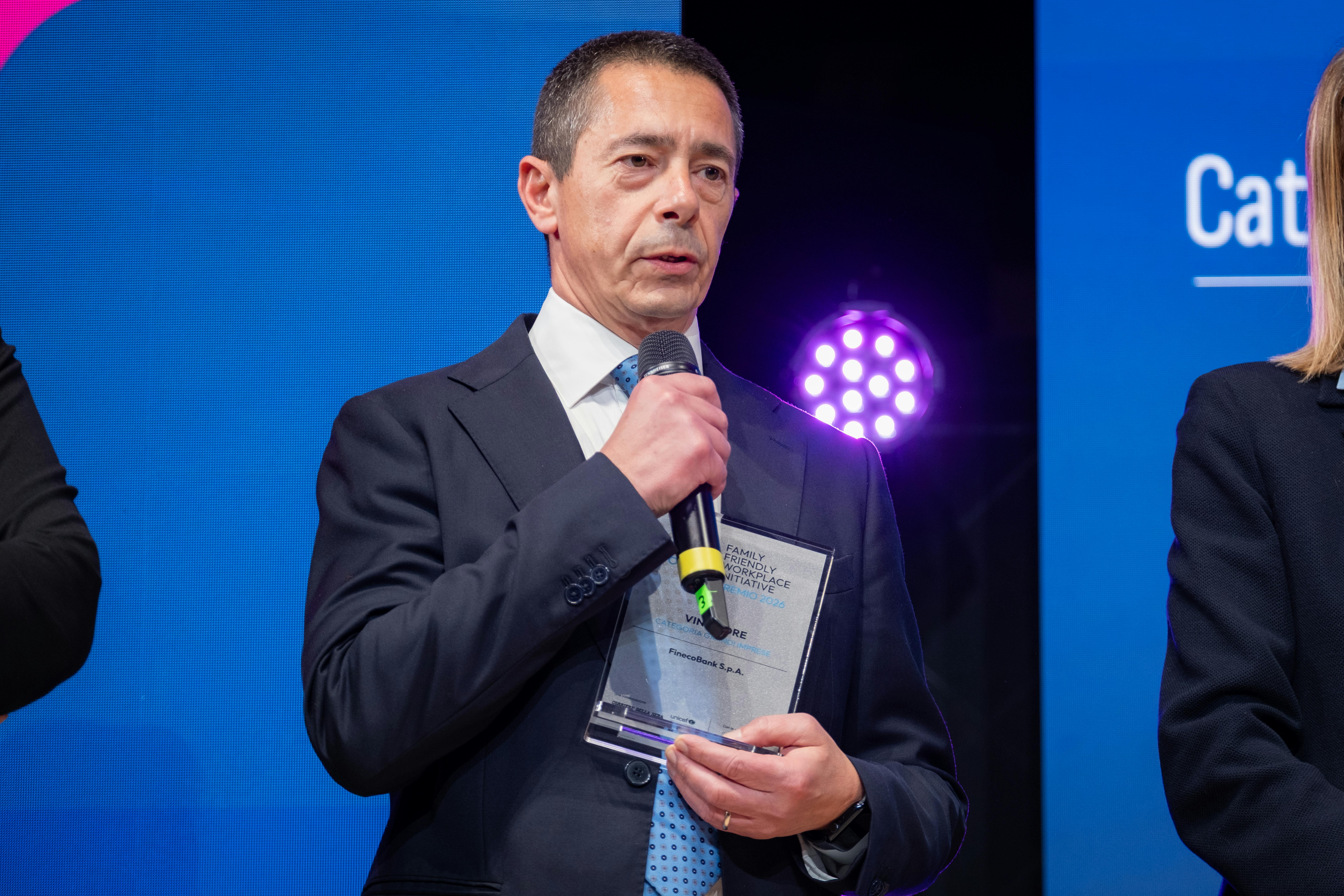Marco Longobardi, Chief People Officer per FinecoBank sul palco per ricevere il premio Vincitore Grandi Aziende. ​