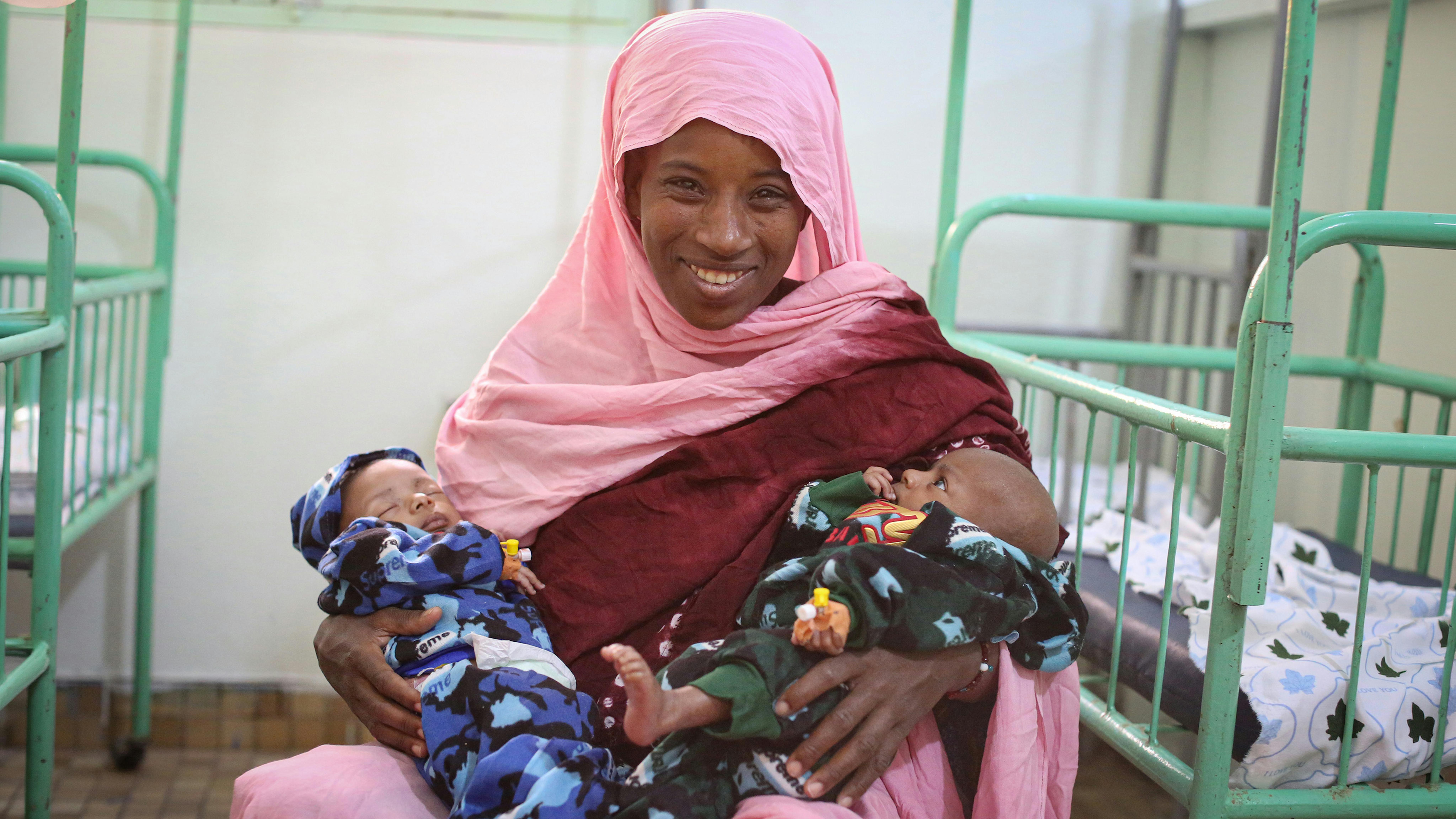 Toula Dicko, madre di 28 anni, ha appena dato alla luce i gemelli, Abdoulaye e Oumou, che hanno solo due giorni di vita. Fragili alla nascita, i neonati sono stati ricoverati nel reparto neonatale di Timbuktù, riuscendo a sopravvivere anche grazie ai pannelli fotovoltaici che l'UNICEF ha installato per garantire il funzionamento continuo delle apparecchiature mediche.