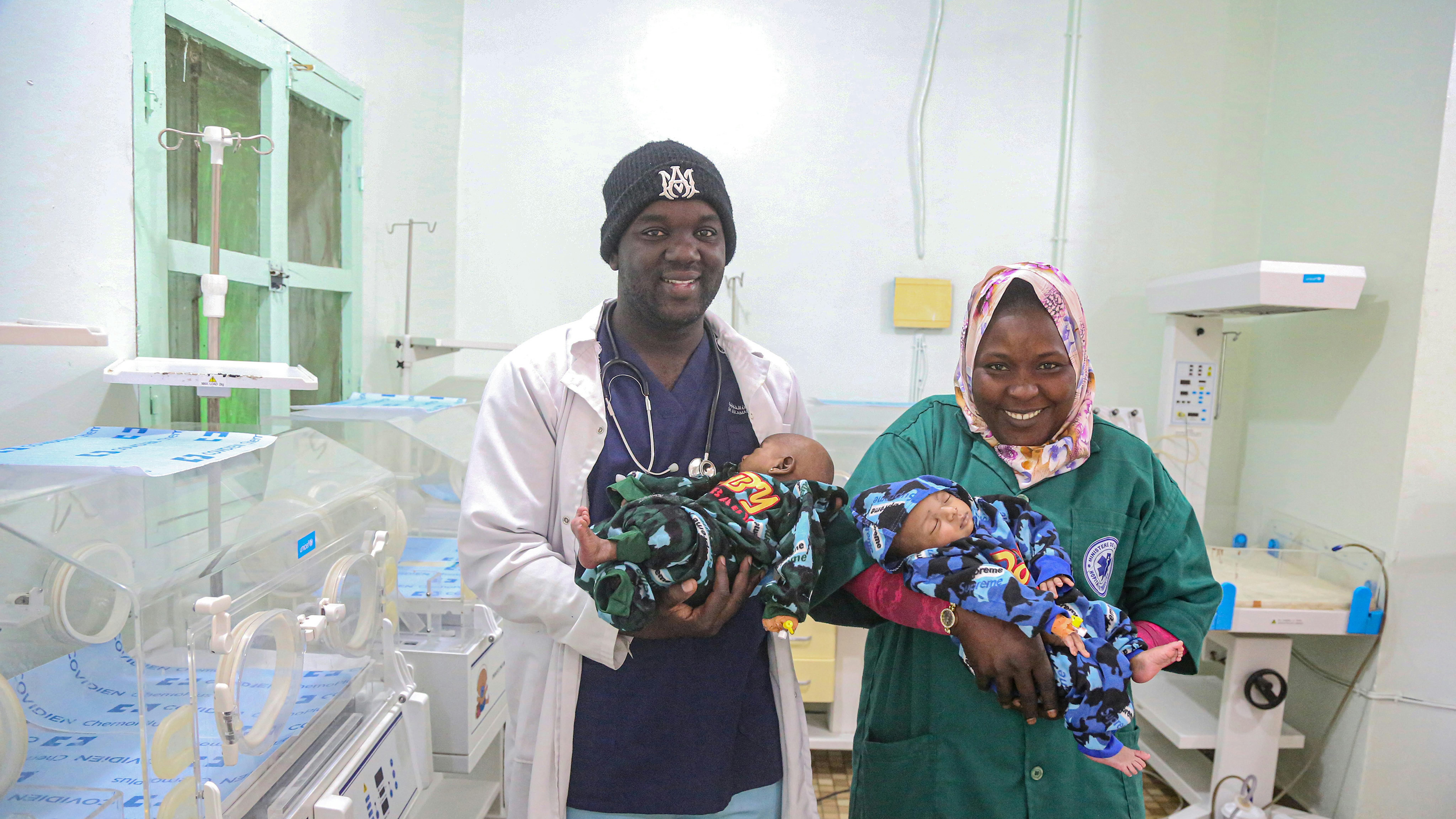 Talfi Maïga e Adama Maïga, operatori sanitari dell'ospedale di Timbuctù, tengono in braccio Abdoulaye e Oumou, i gemellini ricoverati nell'unità neonatale. L'energia solare ha contrubuito alla sopravvivenza dei due neonati, che sono stati ricoverati ad appena due giorni di vita