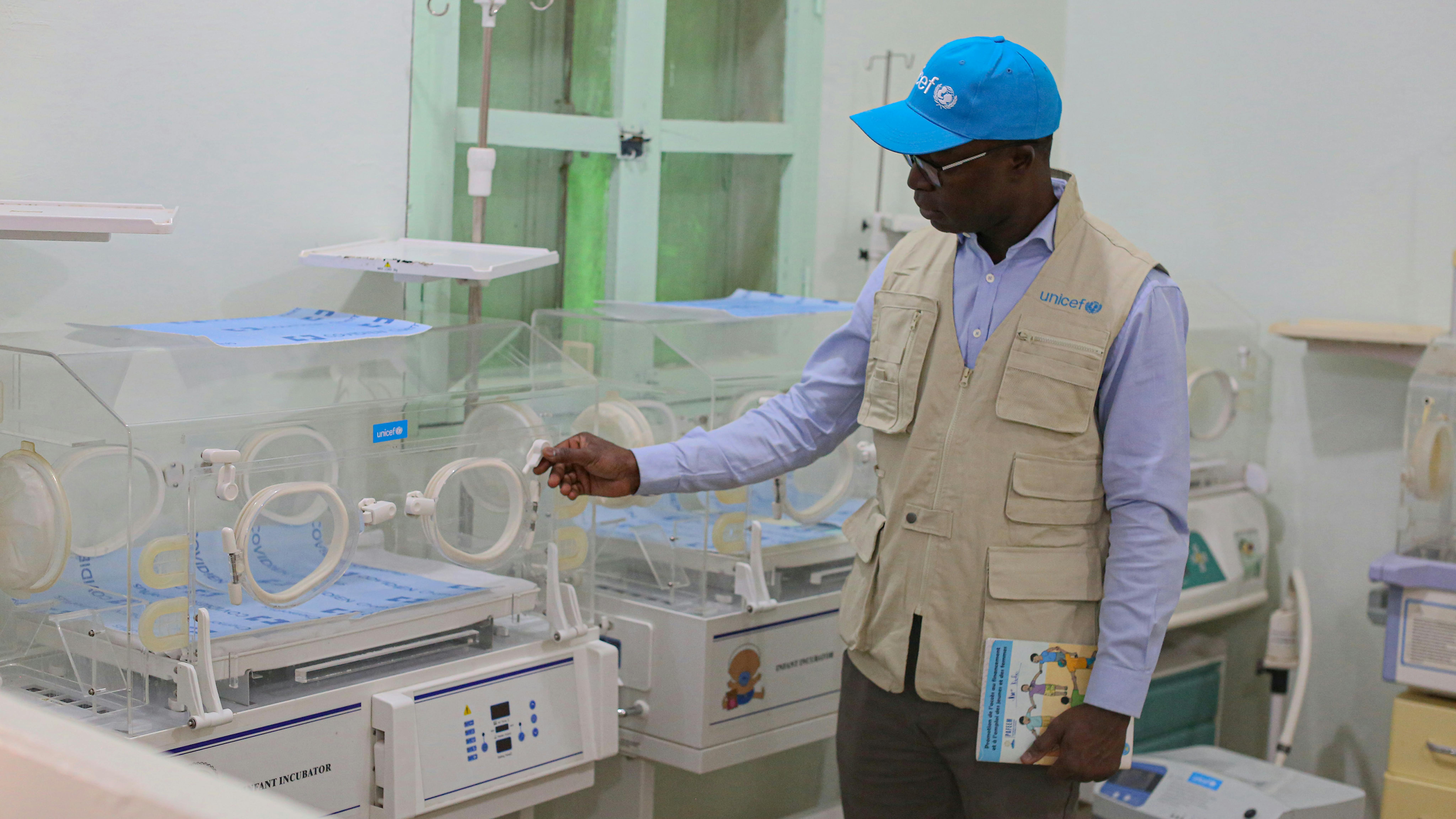 Kounindiou Dolo, operatore dell'UNICEF, nella sala neonatologia dell'ospedale di Timbuktu, in Mali