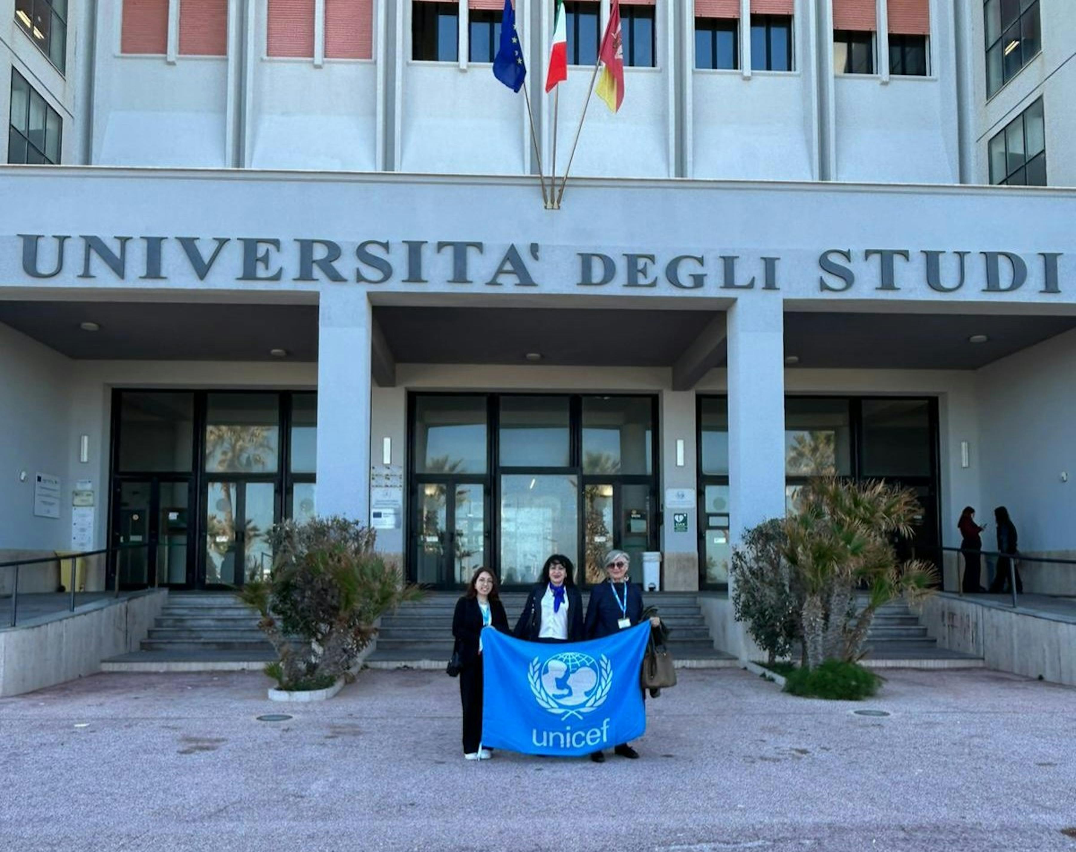 I volontari con la bandiera dell'UNICEF