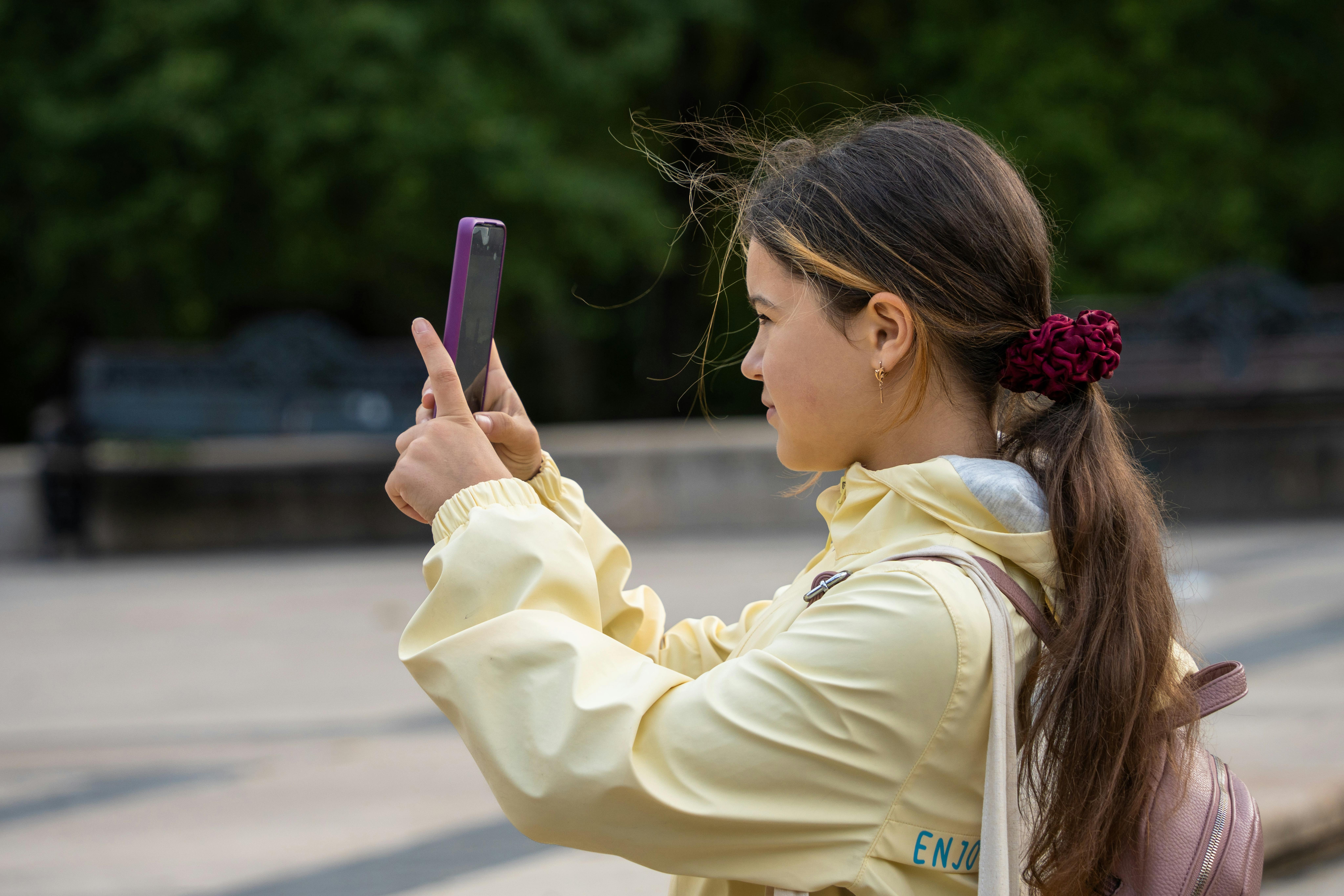 Concorso Fotografico Clima - Bambina fa una foto con uno smartphone