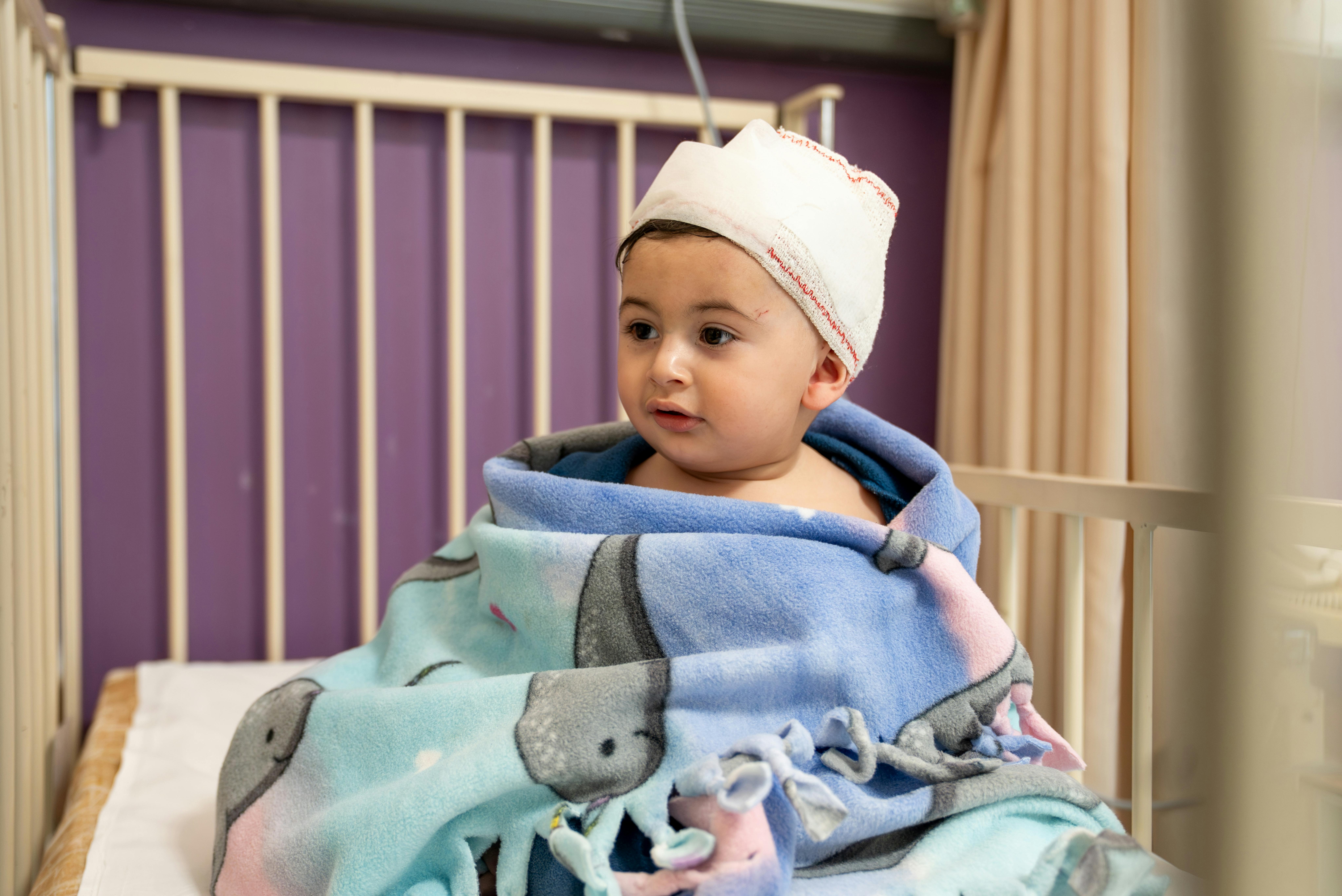 Ahmad, 10 mesi è ricoverato insieme al fratello di 3 anni Khaled, a seguito del bombardamento israeliano che ha distrutto la casa accanto alla loro