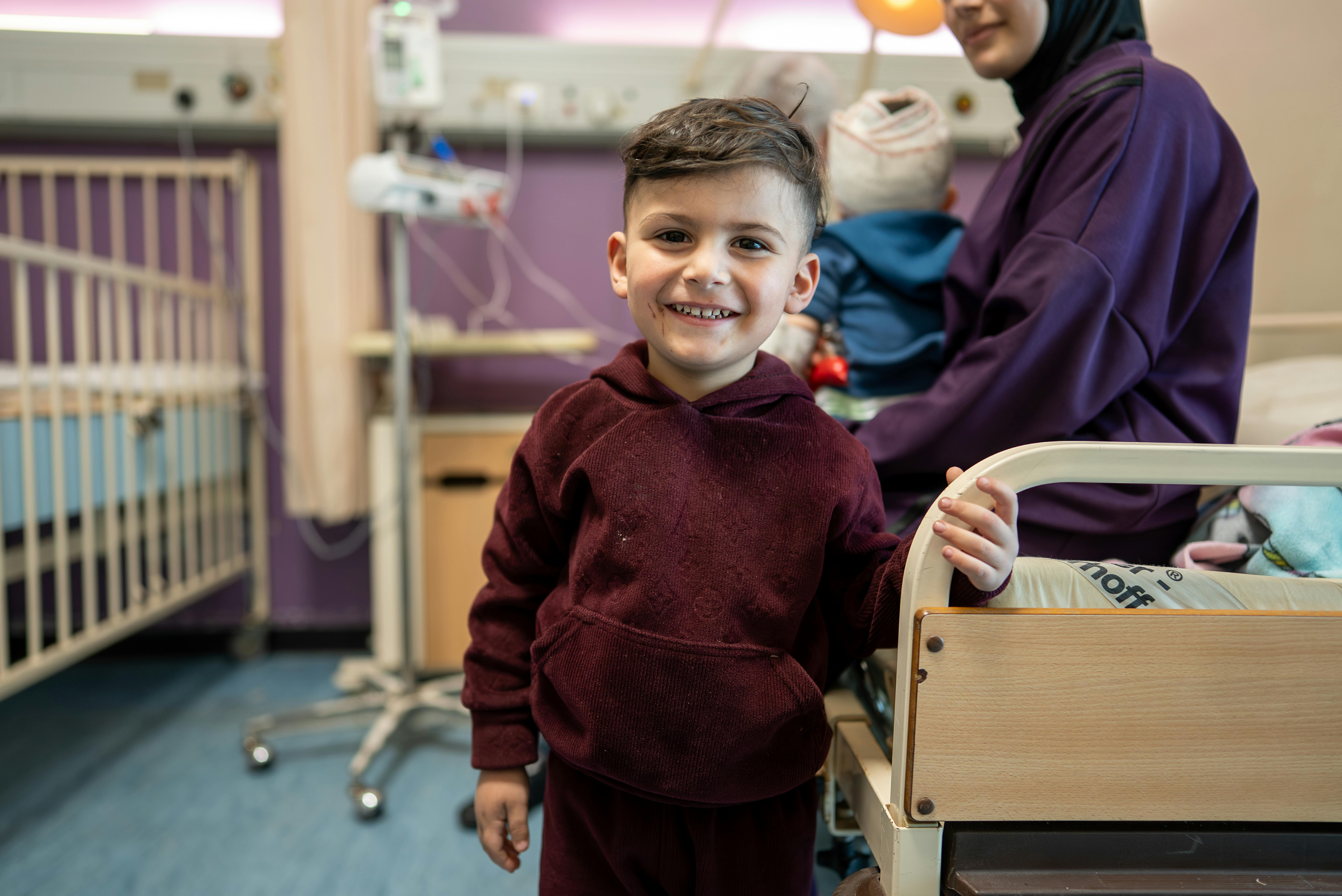 Khaled, 3 anni è ricoverato con il fratellino nell'ospedale di Beirut. Sono rimasti feriti durante il bombardamento israeliano avvenuto lo scorso 8 aprile, quando un missile ha colpito la casa accanto alla loro, nella parte meridionale di Beirut.