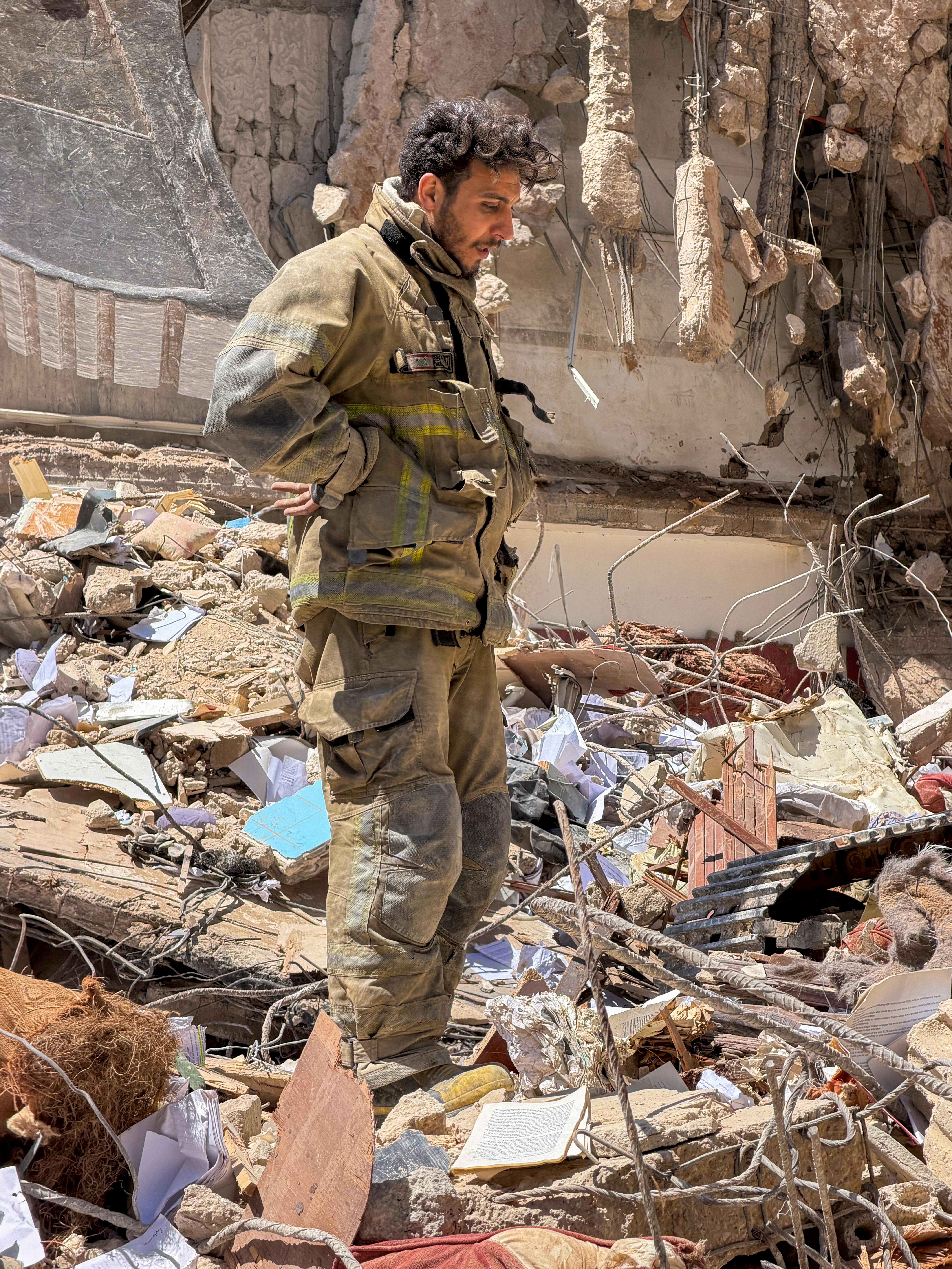 Il quartiere di Tallet El Khayat a Beirut dopo una delle più vaste ondate di attacchi aerei israeliani che hanno colpito il Libano il 9 aprile 2026. Edifici residenziali sono crollati, le strade sono ricoperte di macerie e i soccorritori continuano a cercare persone che potrebbero essere intrappolate sotto i detriti.