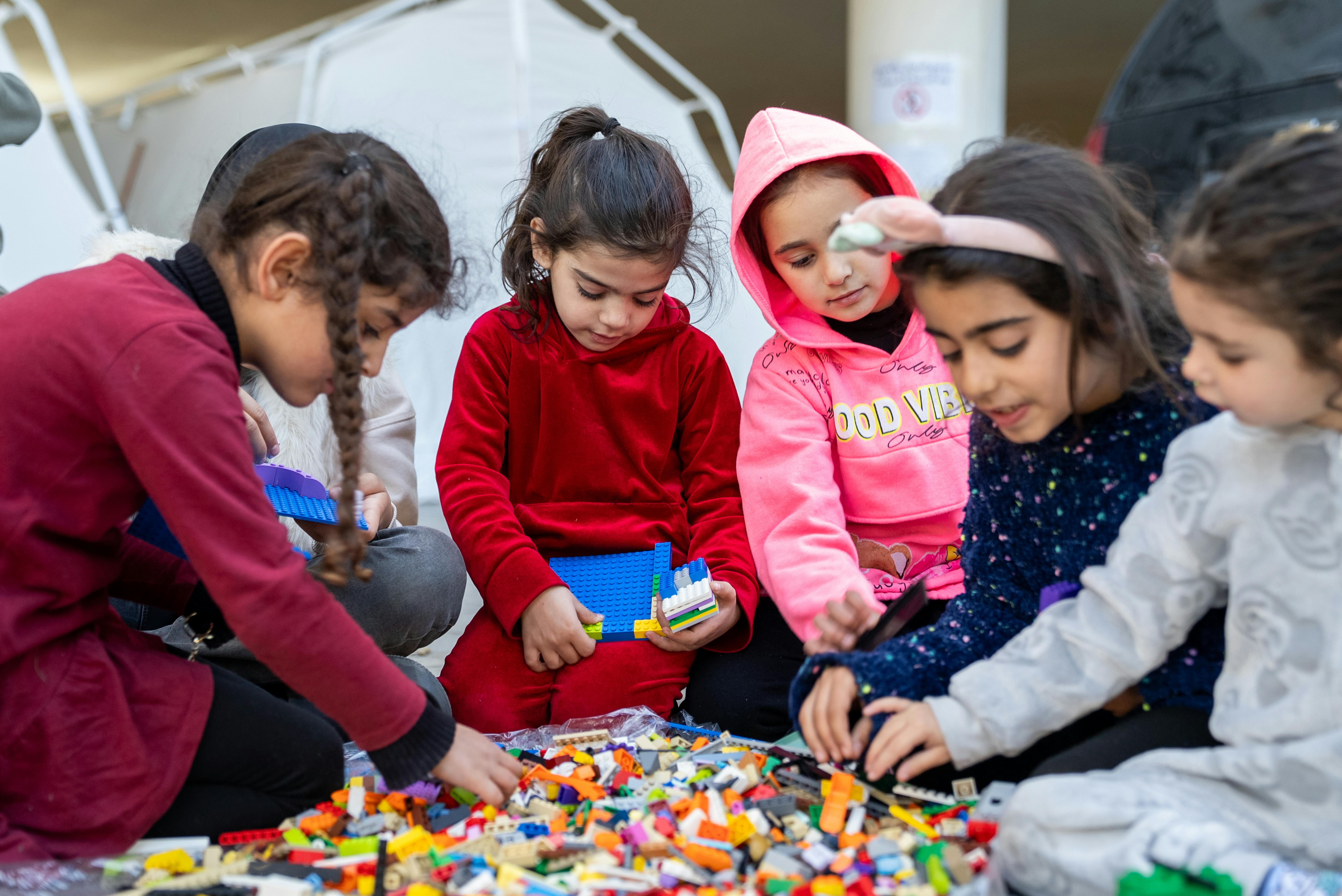 Il 17 marzo 2026, in Libano, alcuni bambini giocano con dei giocattoli nella scuola Omar Faroukh a Beirut, dove centinaia di sfollati interni hanno trovato rifugio dopo essere fuggiti dalle violenze.