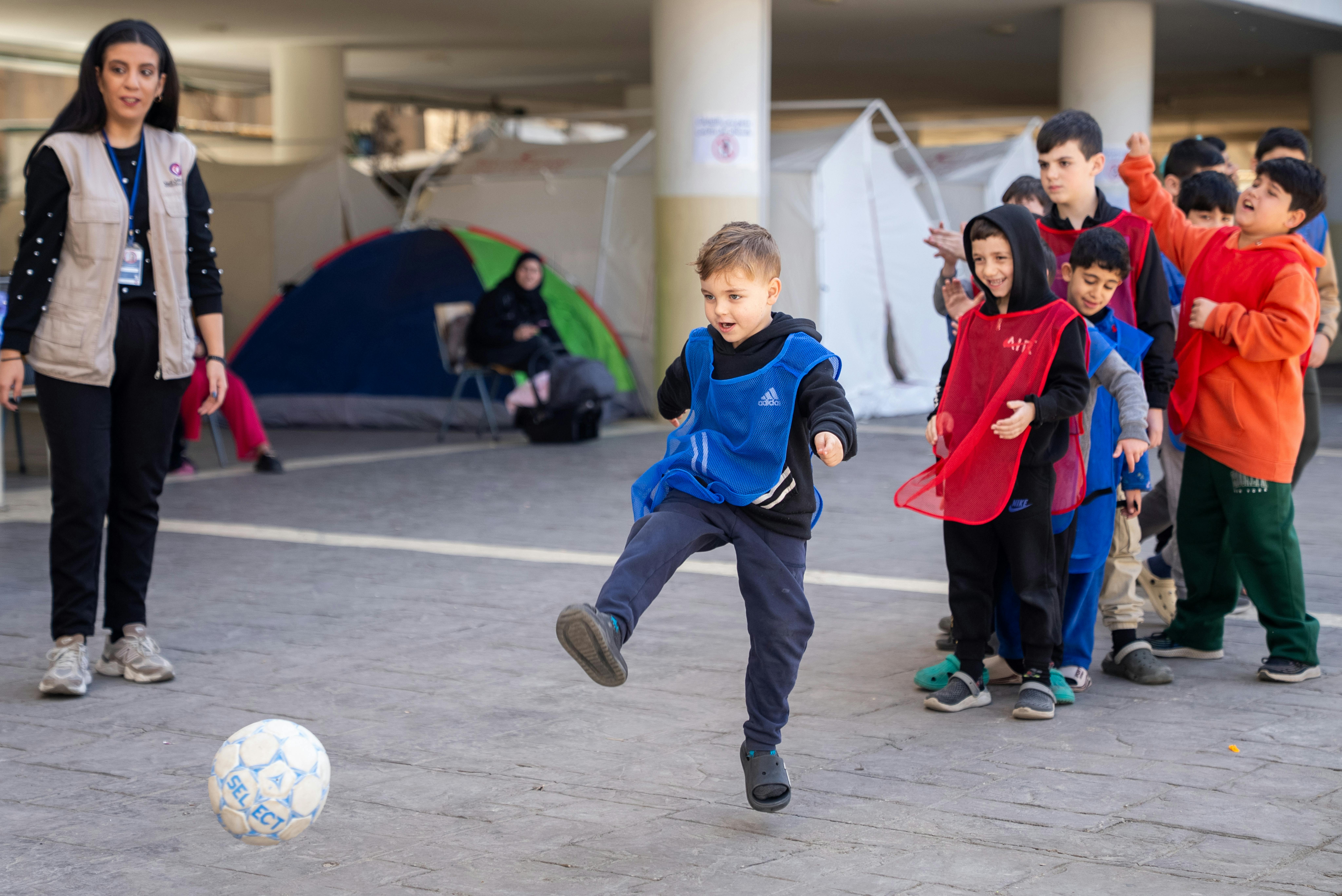 Alcuni bambini sfollati giocano nella scuola Omar Faroukh a Beirut, che ospita centinaia di persone sfollate dopo la fuga dalle violenze.