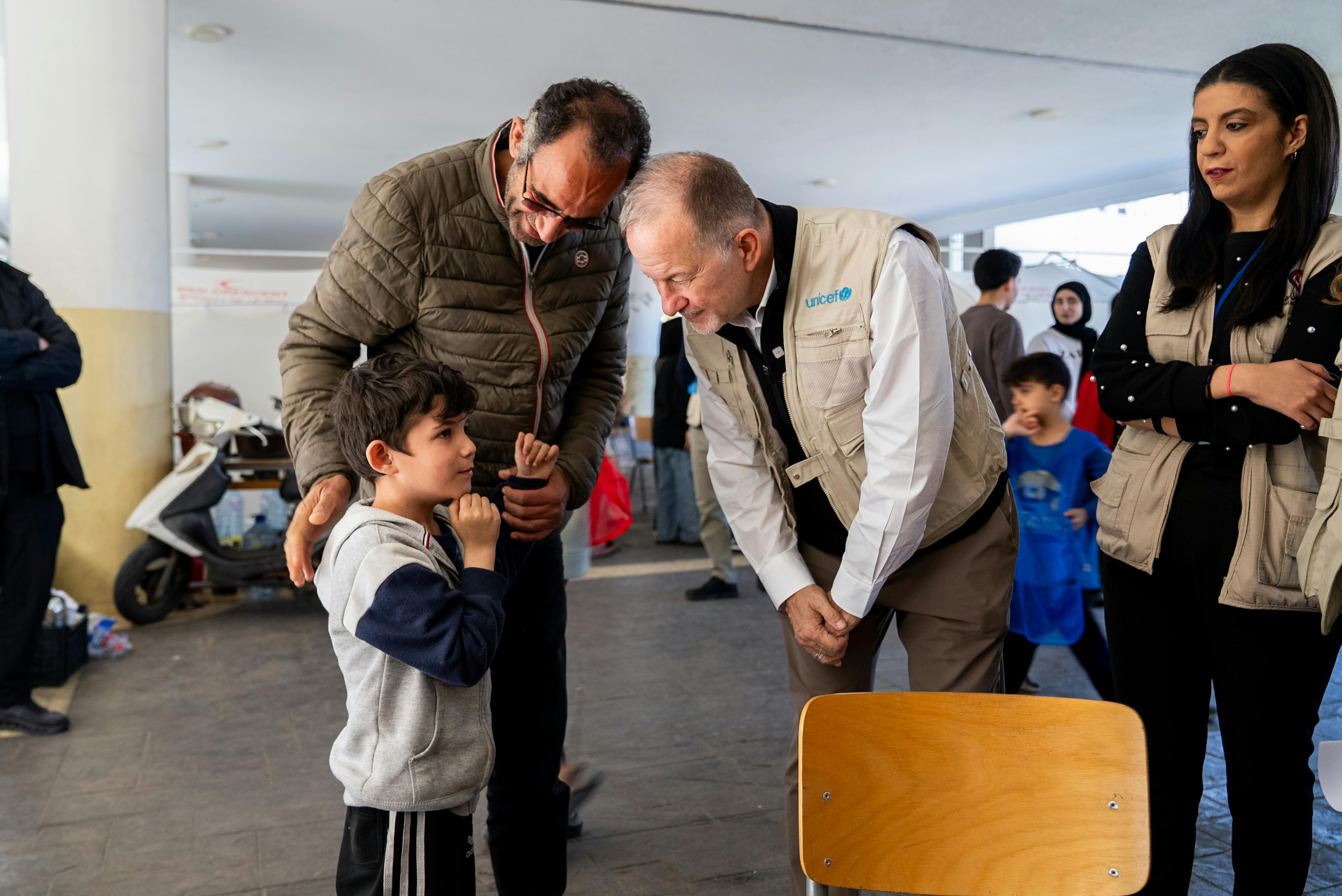 Ted Chaiban, Vice Direttore Esecutivo dell’UNICEF, incontra bambini e famiglie sfollate che trovano rifugio nella scuola Omar Faroukh a Beirut, durante una visita per osservare la risposta umanitaria a seguito della recente escalation in Libano.