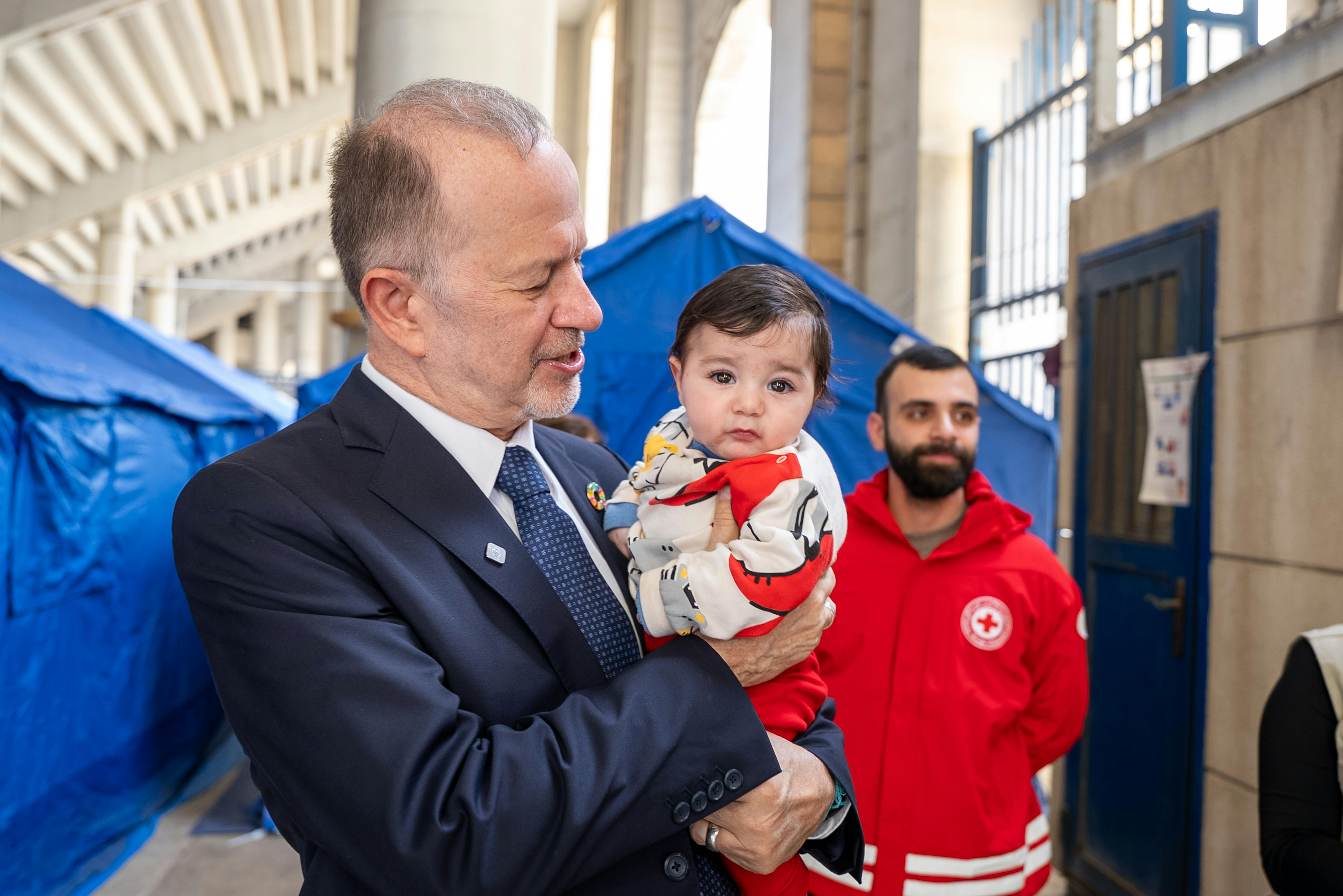 Ted Chaiban tiene in braccio Imad, di 3 mesi, durante una visita al nuovo sito di accoglienza di Sports City a Beirut. La visita ha permesso di osservare il funzionamento delle procedure di gestione del sito e di incontrare le famiglie per comprendere bisogni e condizioni di vita.