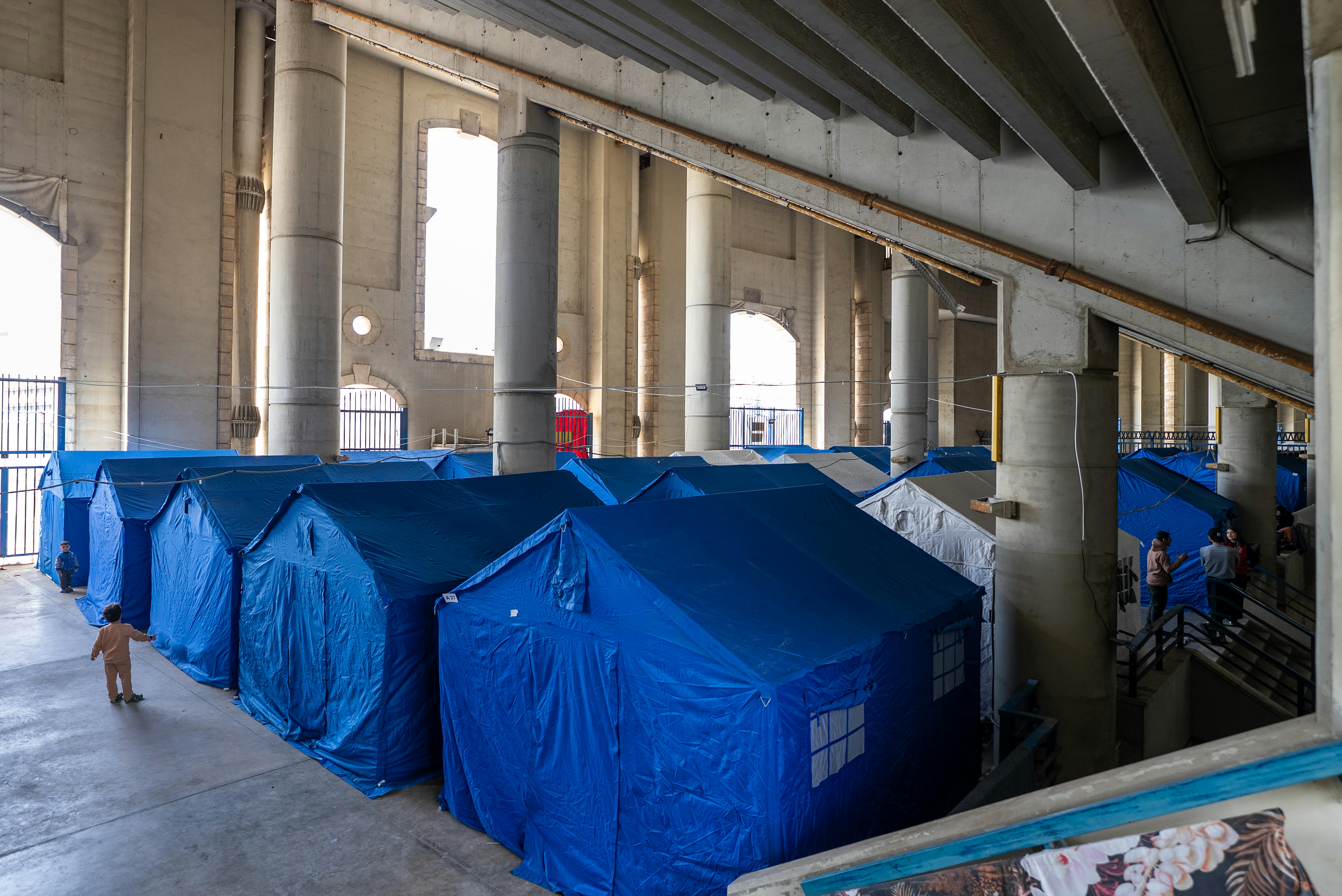 Beirut: il nuovo centro di accoglienza allestito a Sports City, grazie al supporto dell'UNICEF. Il sito offre spazi per la registrazione e la distribuzione degli aiuti, oltre a servizi idrici e igienico-sanitari.