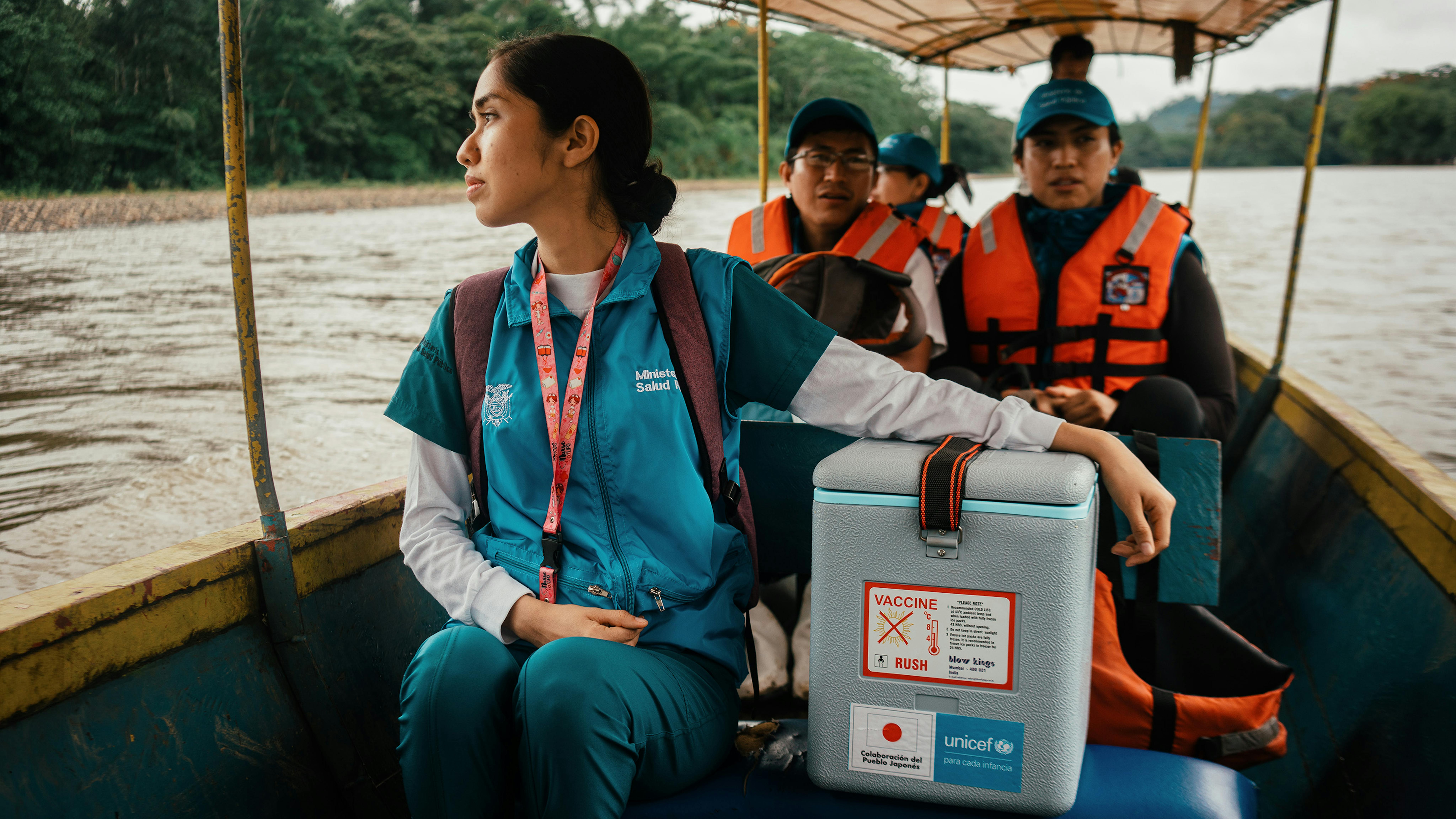 L'infermiera Bridgith Freire viaggia con il trasportatore dei vaccini donato dal governo giapponese e gestito dall'UNICEF sulla nave che la porterà nella comunità di Santa Barbara, in Ecuador, dove condurrà una campagna vaccinale.