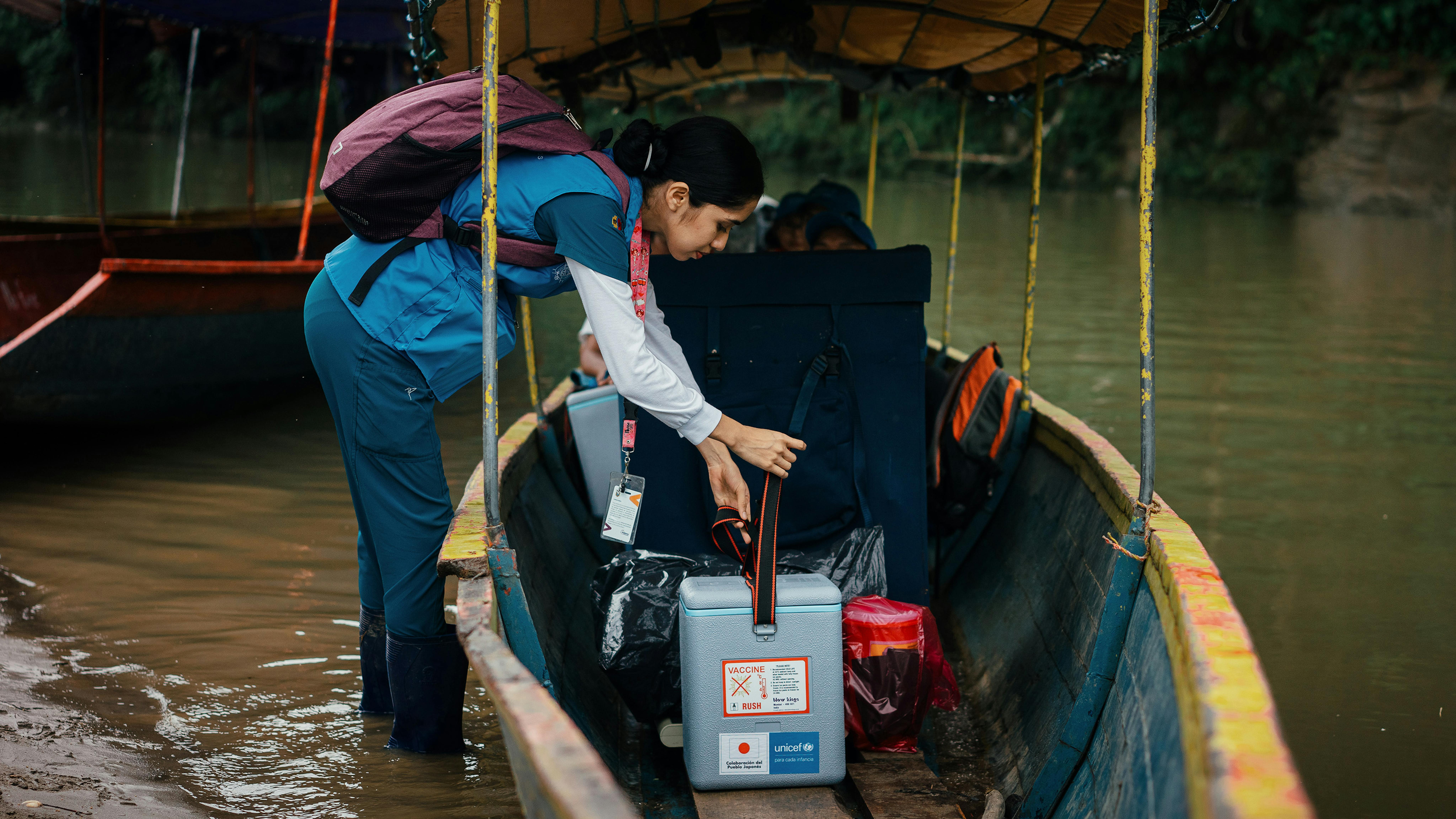 Bridgith Freire colloca il trasportatore del vaccino donato dal governo giapponese e gestito dall'UNICEF sulla barca che la porterà nella comunità di Santa Barbara, dove condurrà una campagna vaccinale.