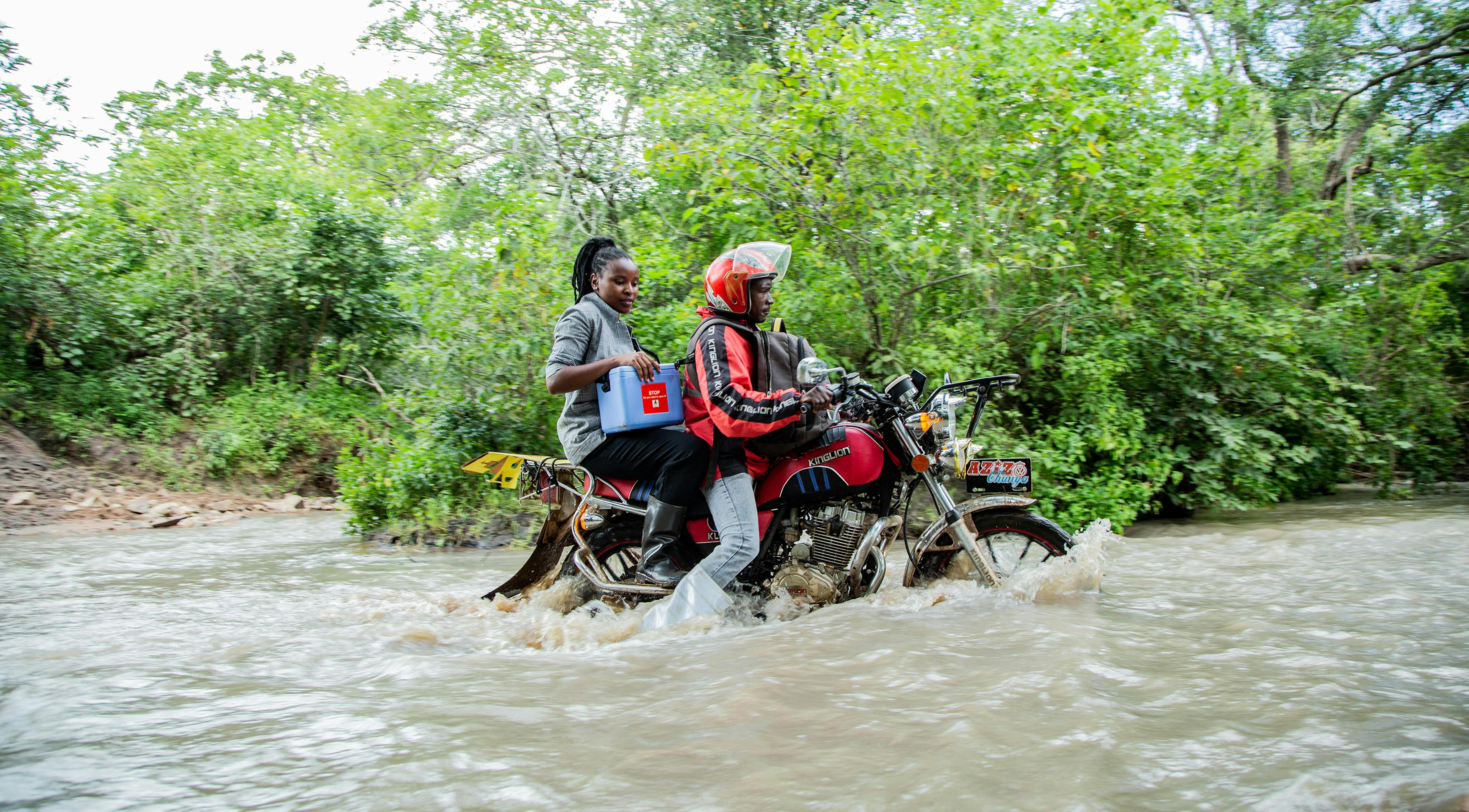 Prisca Mkungwa, operatrice di una clinica del Sud-Ovest della Tanzania, è in viaggio verso un villaggio che è diventato l'epicentro di un'epidemia di morbillo.