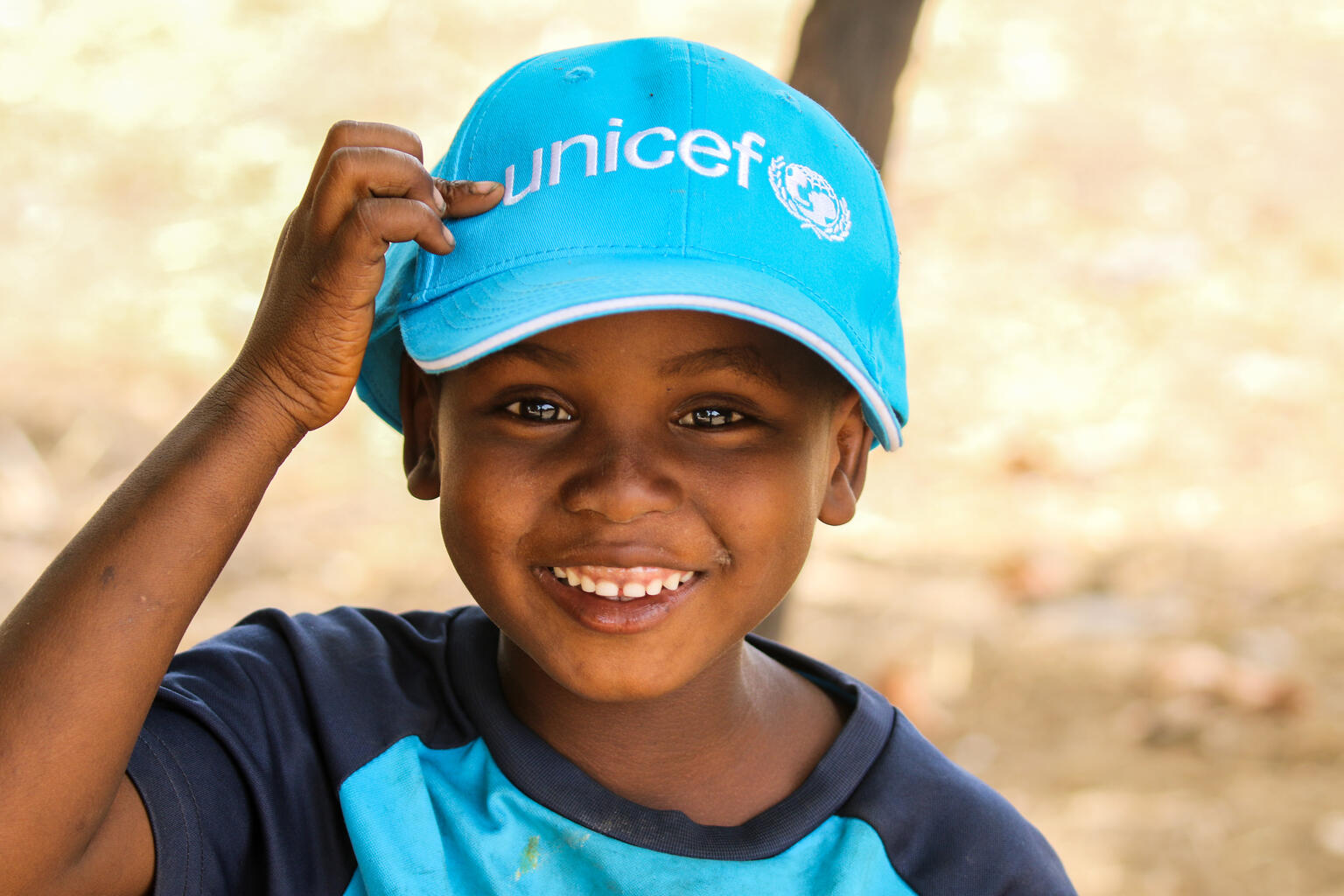 Bambino africano con berretto UNICEF
