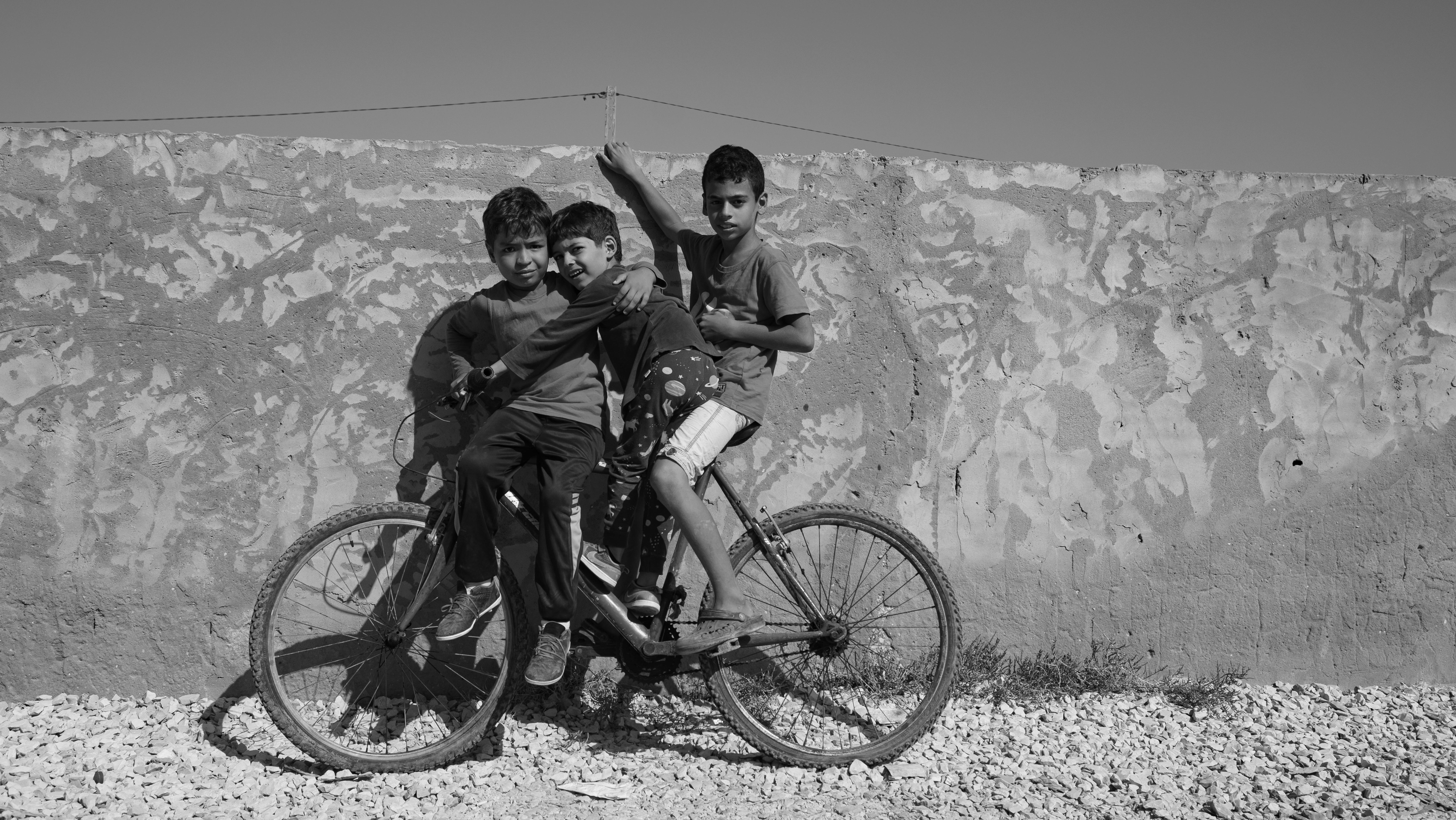 Selezione fotografica How Kids Roll: bambini su una bici nella striscia di Gaza