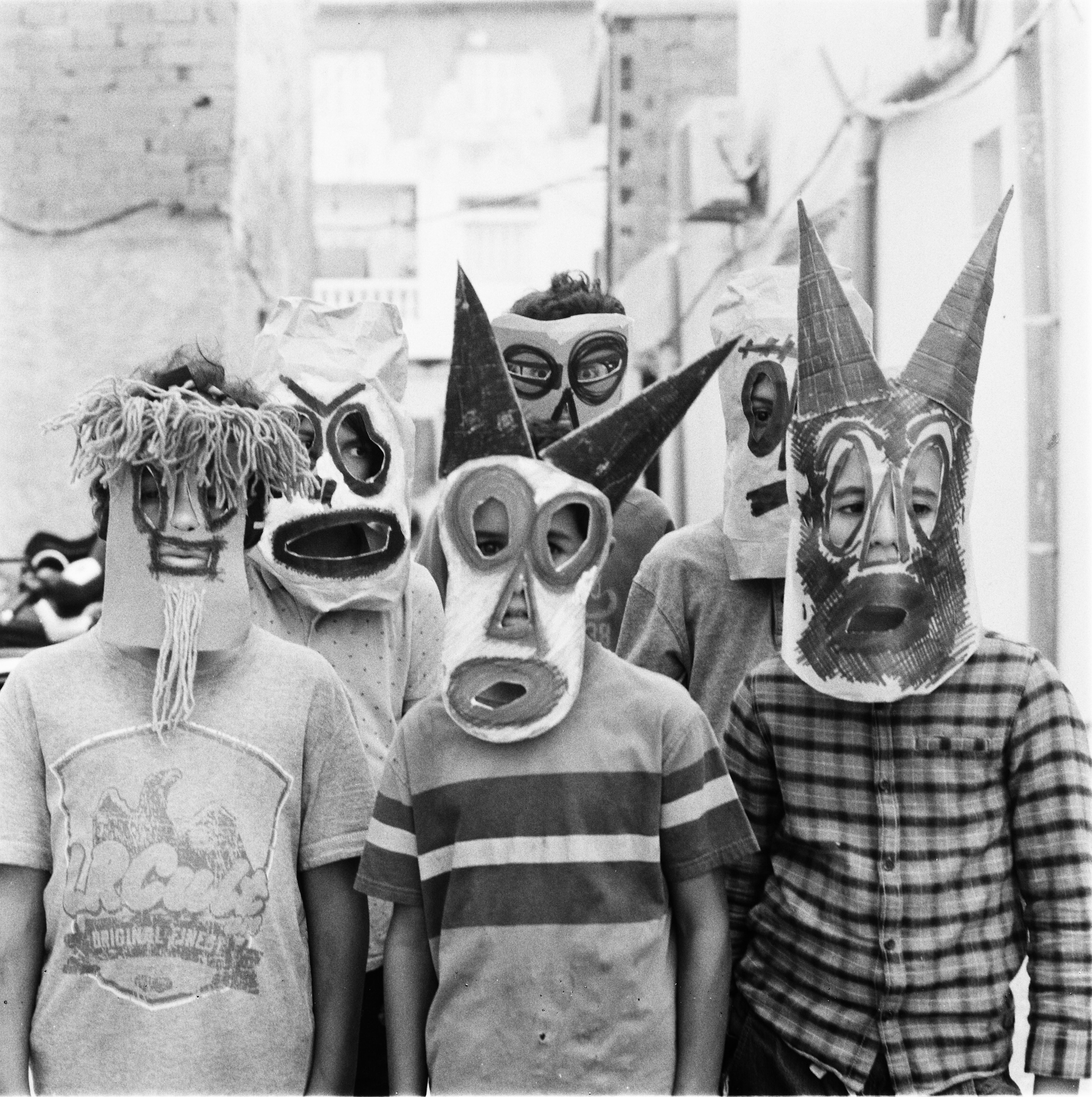 Selezione fotografica How Kids Roll: bambini indossano alcune maschere di carta. Siamo nella striscia di Gaza