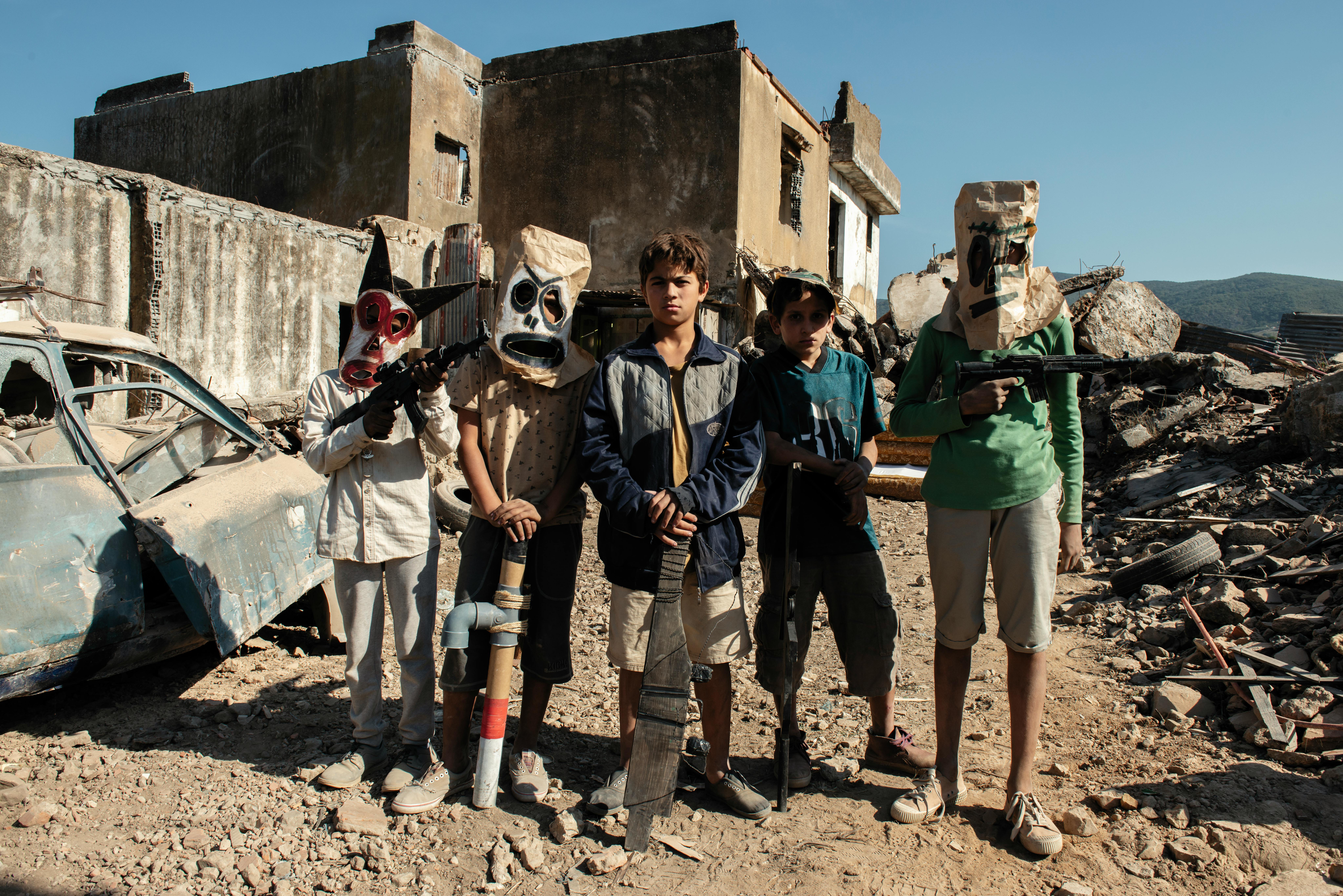 Selezione fotografica How Kids Roll: bambini indossano alcune maschere di carta. Siamo nella striscia di Gaza