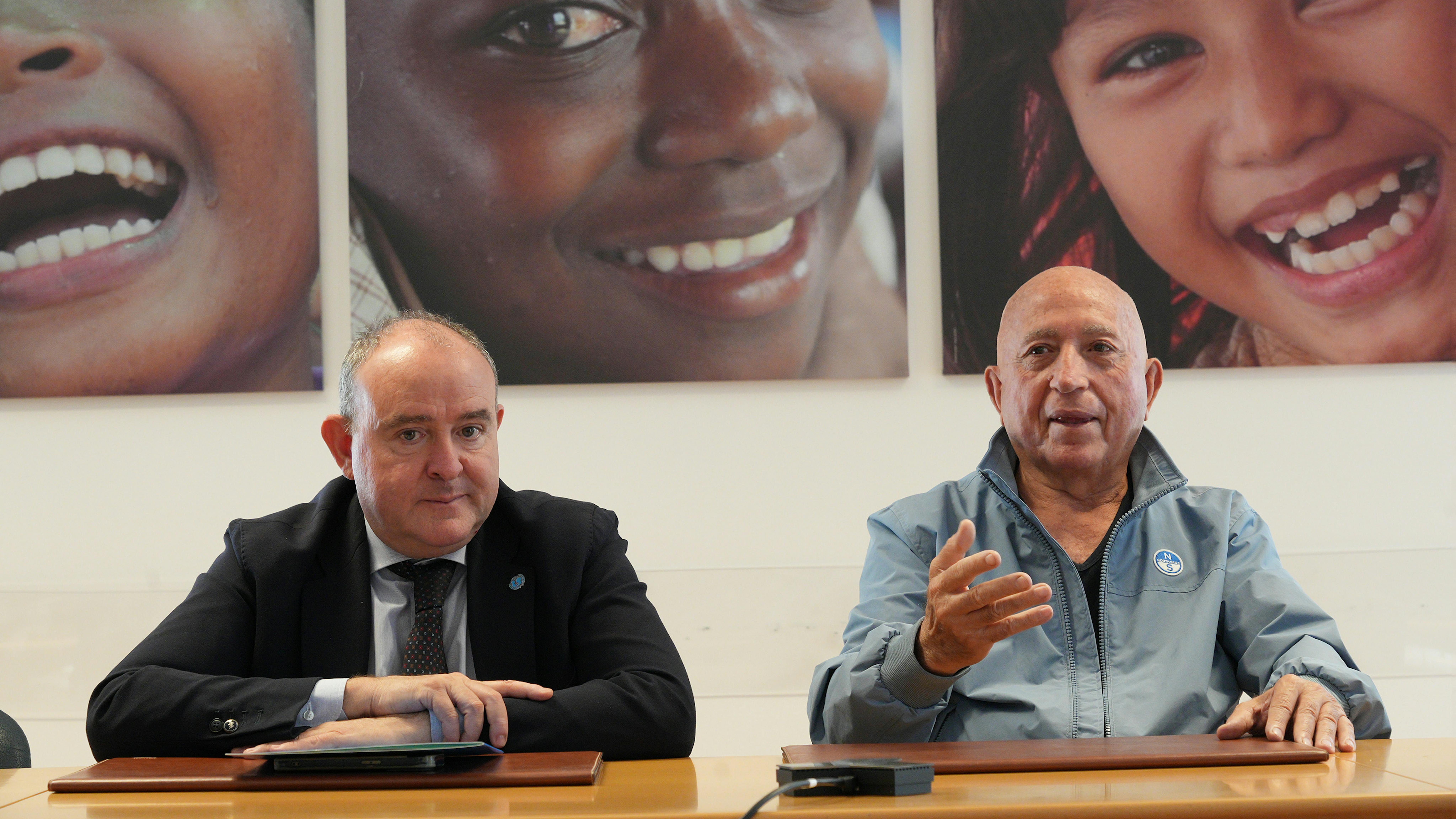 Da sinistra il Presidente dell'UNICEF Italia Nicola Graziano e il Maestro Franco Azzinari Artista – “Il Pittore del Vento”. © UNICEF/2026/Leonardo Bellini